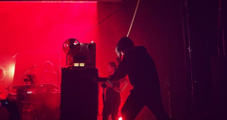 Open Reel Ensembleのインスタグラム：「✇____🎻﻿ ﻿ ✇_We played_✇﻿ Tape Bowing / Tape Scratch﻿ ﻿ ─﻿ ﻿ ✇_演奏しました_✇﻿ 磁楽弓／テープスクラッチ on 学習机﻿ ﻿ ✋✇_✇✋﻿ ﻿ ﻿ ﻿ from ZUTOMAYO's MOGU MOGU TOUR at Zepp Tokyo﻿ ﻿ #openreelensemble #reeltoreel #tape #magnetikpunk  #ずっと真夜中でいいのに #潜潜ツアー #秋の味覚編」