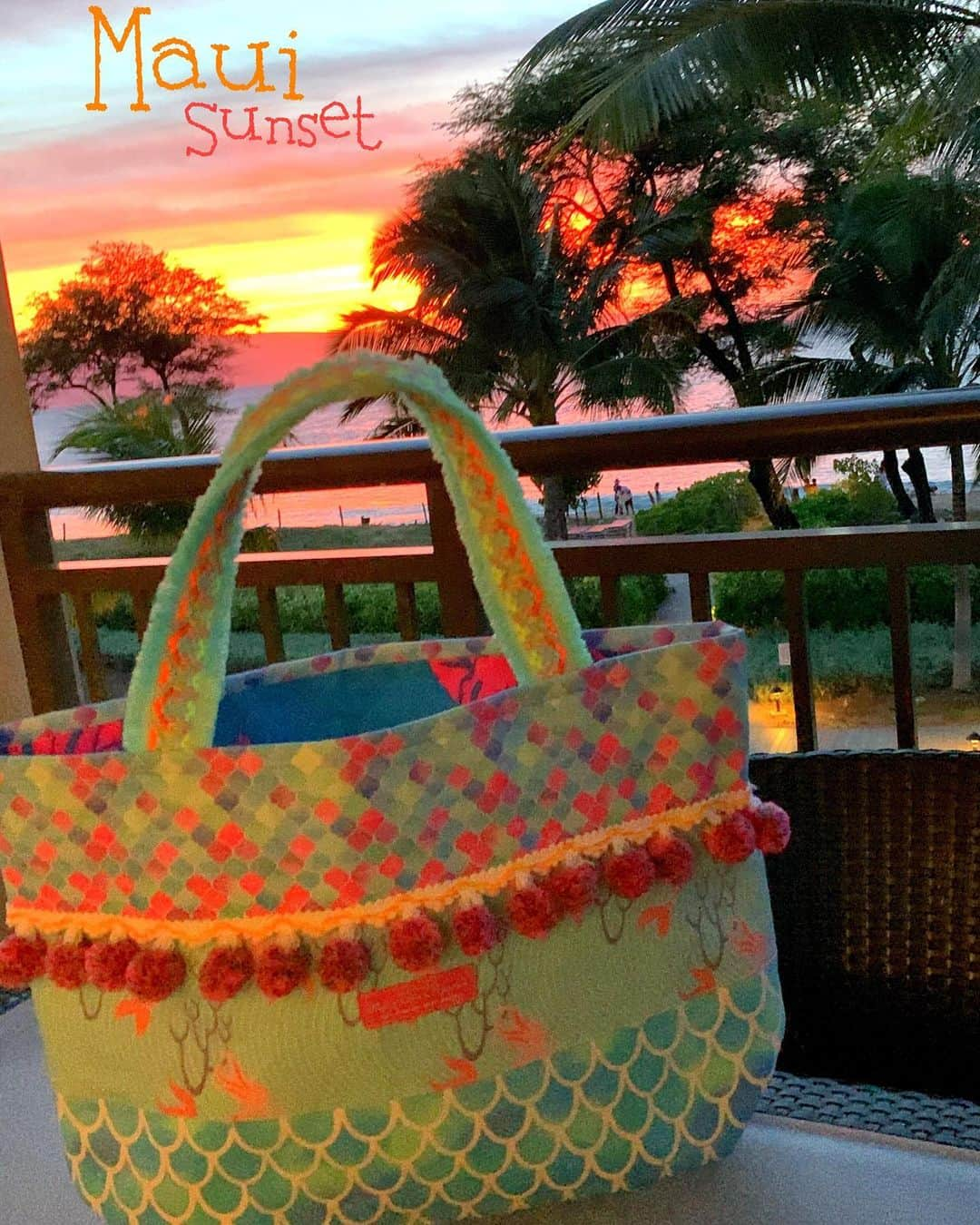 Moco Lima Hawaiiさんのインスタグラム写真 - (Moco Lima HawaiiInstagram)「New* Big mermaid pompom tote bag  #maui#sunset#palmtrees#amazing#color#awesome#view#nice#vacayvibes#vacation#vacay#trip#from#lanai#mermaid#orange#sky#ocean#blue#mocolima#hawaii#夕陽#きれい#バケーション#マウイ」12月5日 17時54分 - mocolimahawaii