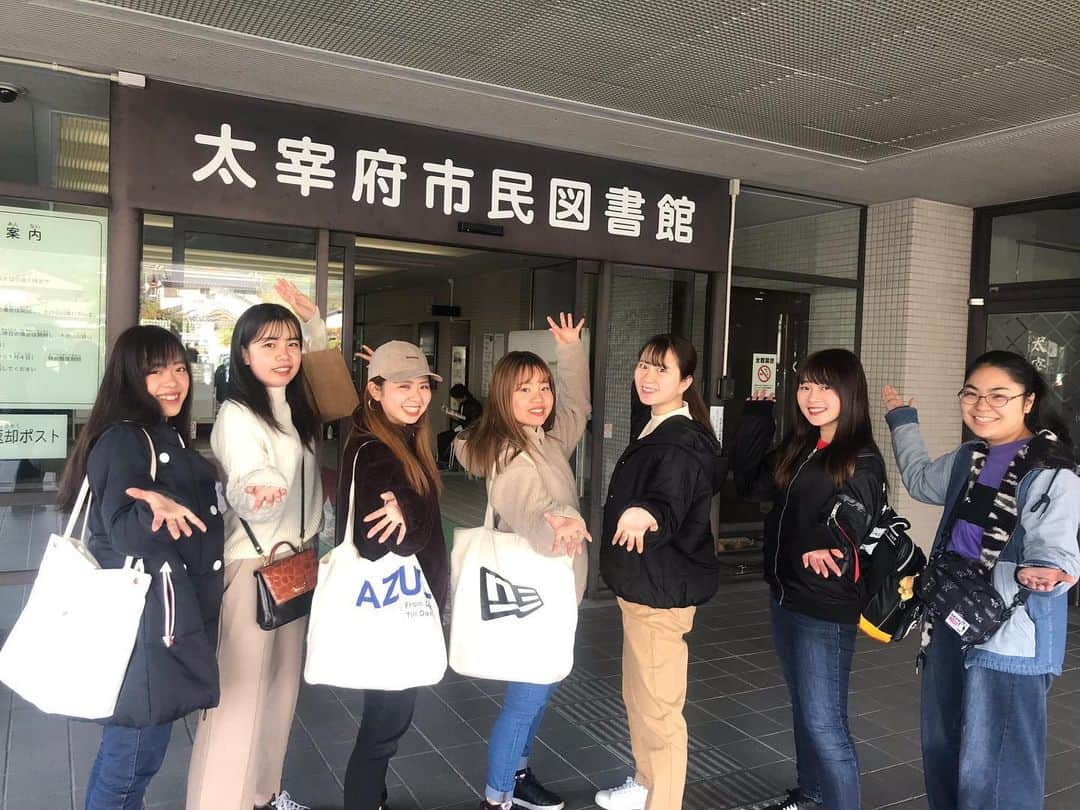 福岡女子短期大学さんのインスタグラム写真 - (福岡女子短期大学Instagram)「先日、子ども学科加藤ゼミ2年生は太宰府市民図書館に見学に行きました。まずは移動図書館すくすく号、閉架書庫を見学しました。 . 続いて館内の見学をしました。子どもや高齢者、視覚障がいを持つ方のみならず、若者や日本語が母語ではない方まで、幅広く色々な層に対してサービスが充実しており、本を読みたくなる工夫が満載でした。 . また、この日はたまたま「赤ちゃんゆびのおはなし会」の開催日だったのでこちらも見学させていただきました。わらべ歌と絵本を組み合わせてのおはなし会、0,1歳向けの読み聞かせについての色々な発見ができました。 . 他にも、館内は色々な展示が凝っていてそれを探して見回るだけでも楽しいです。画像はダンボールで作られた松本清張先生！  そして細かい折り紙も光るクリスマスの展示です。図書館の皆様、本日は貴重なお時間をいただきありがとうございました。 . 子ども学科の情報は #福岡女子短期大学子ども学科 ←こちらのハッシュタグをご覧ください。 . #福岡女子短期大学　#福女短　#子ども学科　#福岡女子短期大学子ども学科　#図書館　#見学　#視察　#図書館見学 . この投稿をご覧になって「いいね👍」「役に立った」と思われた方は、 @fukuoka_wjc をフォローをお願いします🥺 . ========[ お知らせ ]======== 福岡女子短期大学の資料（2020大学案内📕学生募集要項）を無料送付中です。本学ホームページ📲からお気軽に申し込みください🌟 ========================= . 子ども学科/健康栄養学科 音楽科/文化教養学科 . 福岡女子短期大学 住所：‪‪‪‪福岡県太宰府市五条四丁目16番‬1号‬‬‬ tel：‪‪‪092-922-4034‬‬‬（代表)」12月5日 17時54分 - fukuoka_wjc