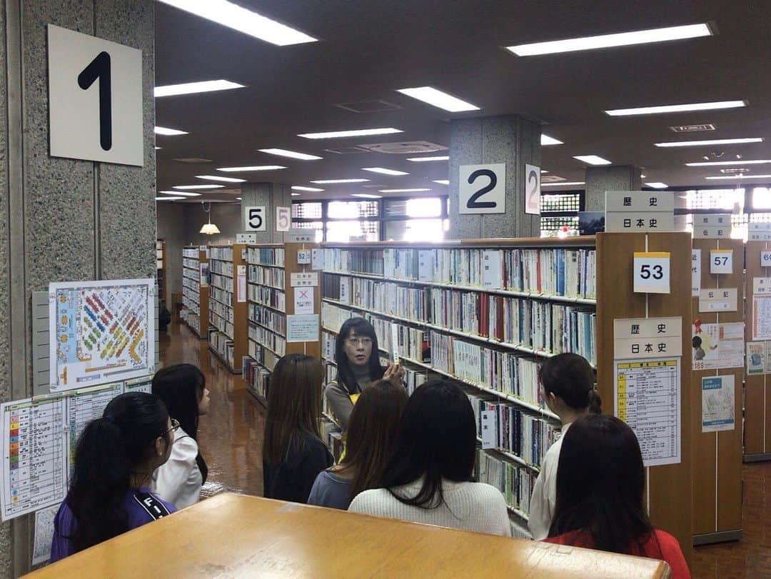 福岡女子短期大学さんのインスタグラム写真 - (福岡女子短期大学Instagram)「先日、子ども学科加藤ゼミ2年生は太宰府市民図書館に見学に行きました。まずは移動図書館すくすく号、閉架書庫を見学しました。 . 続いて館内の見学をしました。子どもや高齢者、視覚障がいを持つ方のみならず、若者や日本語が母語ではない方まで、幅広く色々な層に対してサービスが充実しており、本を読みたくなる工夫が満載でした。 . また、この日はたまたま「赤ちゃんゆびのおはなし会」の開催日だったのでこちらも見学させていただきました。わらべ歌と絵本を組み合わせてのおはなし会、0,1歳向けの読み聞かせについての色々な発見ができました。 . 他にも、館内は色々な展示が凝っていてそれを探して見回るだけでも楽しいです。画像はダンボールで作られた松本清張先生！  そして細かい折り紙も光るクリスマスの展示です。図書館の皆様、本日は貴重なお時間をいただきありがとうございました。 . 子ども学科の情報は #福岡女子短期大学子ども学科 ←こちらのハッシュタグをご覧ください。 . #福岡女子短期大学　#福女短　#子ども学科　#福岡女子短期大学子ども学科　#図書館　#見学　#視察　#図書館見学 . この投稿をご覧になって「いいね👍」「役に立った」と思われた方は、 @fukuoka_wjc をフォローをお願いします🥺 . ========[ お知らせ ]======== 福岡女子短期大学の資料（2020大学案内📕学生募集要項）を無料送付中です。本学ホームページ📲からお気軽に申し込みください🌟 ========================= . 子ども学科/健康栄養学科 音楽科/文化教養学科 . 福岡女子短期大学 住所：‪‪‪‪福岡県太宰府市五条四丁目16番‬1号‬‬‬ tel：‪‪‪092-922-4034‬‬‬（代表)」12月5日 17時54分 - fukuoka_wjc