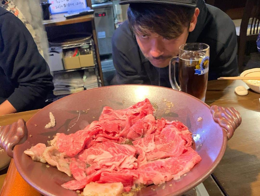 堤俊輔さんのインスタグラム写真 - (堤俊輔Instagram)「🍽憩酒家たっちゃん🍺🍲 たっちゃんのマスター&ママさんにすき焼きをご馳走してもらいました😝✨ めっけもんの永吉さんからお寿司も頂き、みんなで美味しくいただきました😍✨ ありがとうございました🙇‍♂️ 楽しかったな〜✨ 皆さん憩酒家たっちゃんに是非行ってみてくださいね〜❗️❗️❗️ #サッカー  #Jリーグ  #鹿児島 #soccer  #jleague  #kagoshima #堤俊輔  #ツツスタグラム  #ツツスタグルメ #鹿児島グルメ #憩酒家たっちゃん #オススメ #中原優生  #西岡謙太  #ハンヨンテ #谷口功 #山岡哲也」12月5日 18時03分 - shunsuketsutsumi.19