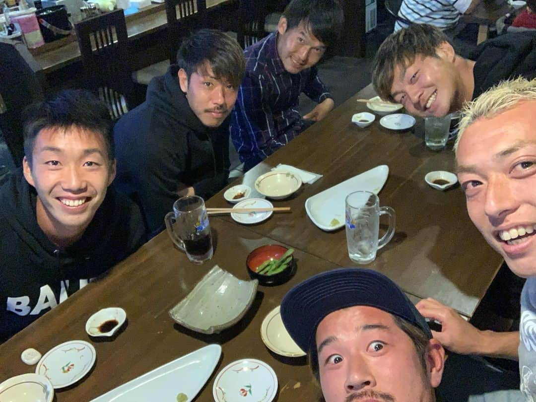 堤俊輔さんのインスタグラム写真 - (堤俊輔Instagram)「🍽憩酒家たっちゃん🍺🍲 たっちゃんのマスター&ママさんにすき焼きをご馳走してもらいました😝✨ めっけもんの永吉さんからお寿司も頂き、みんなで美味しくいただきました😍✨ ありがとうございました🙇‍♂️ 楽しかったな〜✨ 皆さん憩酒家たっちゃんに是非行ってみてくださいね〜❗️❗️❗️ #サッカー  #Jリーグ  #鹿児島 #soccer  #jleague  #kagoshima #堤俊輔  #ツツスタグラム  #ツツスタグルメ #鹿児島グルメ #憩酒家たっちゃん #オススメ #中原優生  #西岡謙太  #ハンヨンテ #谷口功 #山岡哲也」12月5日 18時03分 - shunsuketsutsumi.19