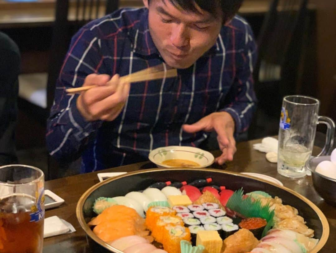 堤俊輔さんのインスタグラム写真 - (堤俊輔Instagram)「🍽憩酒家たっちゃん🍺🍲 たっちゃんのマスター&ママさんにすき焼きをご馳走してもらいました😝✨ めっけもんの永吉さんからお寿司も頂き、みんなで美味しくいただきました😍✨ ありがとうございました🙇‍♂️ 楽しかったな〜✨ 皆さん憩酒家たっちゃんに是非行ってみてくださいね〜❗️❗️❗️ #サッカー  #Jリーグ  #鹿児島 #soccer  #jleague  #kagoshima #堤俊輔  #ツツスタグラム  #ツツスタグルメ #鹿児島グルメ #憩酒家たっちゃん #オススメ #中原優生  #西岡謙太  #ハンヨンテ #谷口功 #山岡哲也」12月5日 18時03分 - shunsuketsutsumi.19