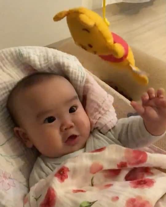 のインスタグラム：「本日仕事。 ちびを見てくれている夫から届いた動画の破壊力がすごいので共有します。 . ぽっ。 . #毎日赤子 #サイレントでも可愛い #何なの #夫 #最高 #赤ちゃんのいる生活 #ママリ #スマイル育児」