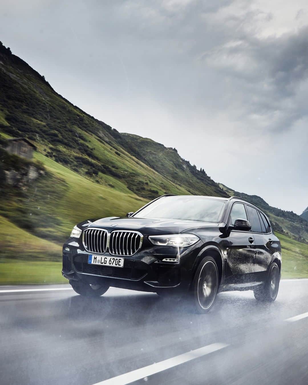 BMWさんのインスタグラム写真 - (BMWInstagram)「It may look all black, but it's half green. The BMW X5. #TheX5 #BMW #X5 #electrified __ BMW X5 xDrive45e: Energy consumption in kWh/100 km (combined): 23.5–20.3. Fuel consumption in l/100 km (combined): 2.0–1.7. CO2 emissions in g/km (combined): 47–39.  Acceleration (0-100 km/h): 5.6 s. Power: 290 kW, 394 hp, 600 Nm. Top speed (limited): 235 km/h.  The values of fuel consumptions, CO2 emissions and energy consumptions shown were determined according to the European Regulation (EC) 715/2007 in the version applicable at the time of type approval. The figures refer to a vehicle with basic configuration in Germany and the range shown considers optional equipment and the different size of wheels and tires available on the selected model. The values of the vehicles are already based on the new WLTP regulation and are translated back into NEDC-equivalent values in order to ensure the comparison between the vehicles. [With respect to these vehicles, for vehicle related taxes or other duties based (at least inter alia) on CO2-emissions the CO2 values may differ to the values stated here.] The CO2 efficiency specifications are determined according to Directive 1999/94/EC and the European Regulation in its current version applicable. The values shown are based on the fuel consumption, CO2 values and energy consumptions according to the NEDC cycle for the classification. Further information on official fuel consumption figures and specific CO2 emission values of new passenger cars is included in the following guideline: 'Leitfaden über den Kraftstoffverbrauch, die CO2-Emissionen und den Stromverbrauch neuer Personenkraftwagen' (Guide to the fuel economy, CO2 emissions and electric power consumption of new passenger cars), which can be obtained free of charge from all dealerships, from Deutsche Automobil Treuhand GmbH (DAT), Hellmuth-Hirth-Str. 1, 73760 Ostfildern-Scharnhausen and at https://www.dat.de/co2/.」12月5日 18時00分 - bmw