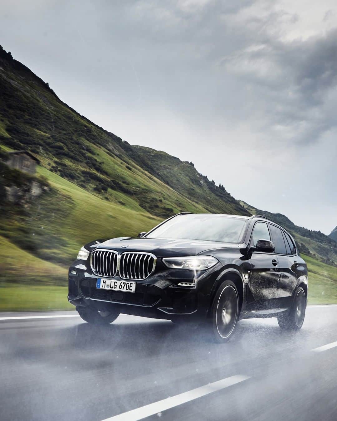 BMWのインスタグラム：「It may look all black, but it's half green. The BMW X5. #TheX5 #BMW #X5 #electrified __ BMW X5 xDrive45e: Energy consumption in kWh/100 km (combined): 23.5–20.3. Fuel consumption in l/100 km (combined): 2.0–1.7. CO2 emissions in g/km (combined): 47–39.  Acceleration (0-100 km/h): 5.6 s. Power: 290 kW, 394 hp, 600 Nm. Top speed (limited): 235 km/h.  The values of fuel consumptions, CO2 emissions and energy consumptions shown were determined according to the European Regulation (EC) 715/2007 in the version applicable at the time of type approval. The figures refer to a vehicle with basic configuration in Germany and the range shown considers optional equipment and the different size of wheels and tires available on the selected model. The values of the vehicles are already based on the new WLTP regulation and are translated back into NEDC-equivalent values in order to ensure the comparison between the vehicles. [With respect to these vehicles, for vehicle related taxes or other duties based (at least inter alia) on CO2-emissions the CO2 values may differ to the values stated here.] The CO2 efficiency specifications are determined according to Directive 1999/94/EC and the European Regulation in its current version applicable. The values shown are based on the fuel consumption, CO2 values and energy consumptions according to the NEDC cycle for the classification. Further information on official fuel consumption figures and specific CO2 emission values of new passenger cars is included in the following guideline: 'Leitfaden über den Kraftstoffverbrauch, die CO2-Emissionen und den Stromverbrauch neuer Personenkraftwagen' (Guide to the fuel economy, CO2 emissions and electric power consumption of new passenger cars), which can be obtained free of charge from all dealerships, from Deutsche Automobil Treuhand GmbH (DAT), Hellmuth-Hirth-Str. 1, 73760 Ostfildern-Scharnhausen and at https://www.dat.de/co2/.」