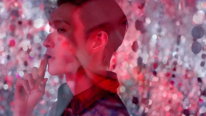 M∙A∙C Cosmetics Japanのインスタグラム：「ㅤ 【#MACXLAY 第2弾 明日スタート！】 LAY ZHANGがブランド初となるアジアのスポークスパーソンに就任🎉第2弾プロジェクトとして、リップスティックのビジュアルに登場！ ㅤ 12/6～全国のM･A･Cカウンターにて、対象製品ご購入で、限定カード1枚をプレゼント！中には各店枚数限定のプレミアムカードも…？公式オンラインでは12/12スタート！ カードはなくなり次第終了なので、お早めに✨ ㅤ ＜対象製品＞ 💄リップスティック 💄ラブ ミー リップスティック 💄パウダー キス リップスティック ❄️ダズルシャドウ ❄️ダズルシャドウリキッド ※MINI MAC対象外 ㅤ ㅤ ㅤ ㅤ ㅤ ㅤ #MACCosmeticsJapan #MACコスメ #MACCosmetics #コスメ #メイク #LAYZHANG #スポークスパーソン #リップスティック #リップ #リップメイク #口紅 #マットリップ #ツヤリップ  #メンズメイク #アイメイク #リキッドシャドウ #アイシャドウ #ラメ #ラメメイク #メイク動画 #makeup #lipmakeup #lipstick #cosmetics」