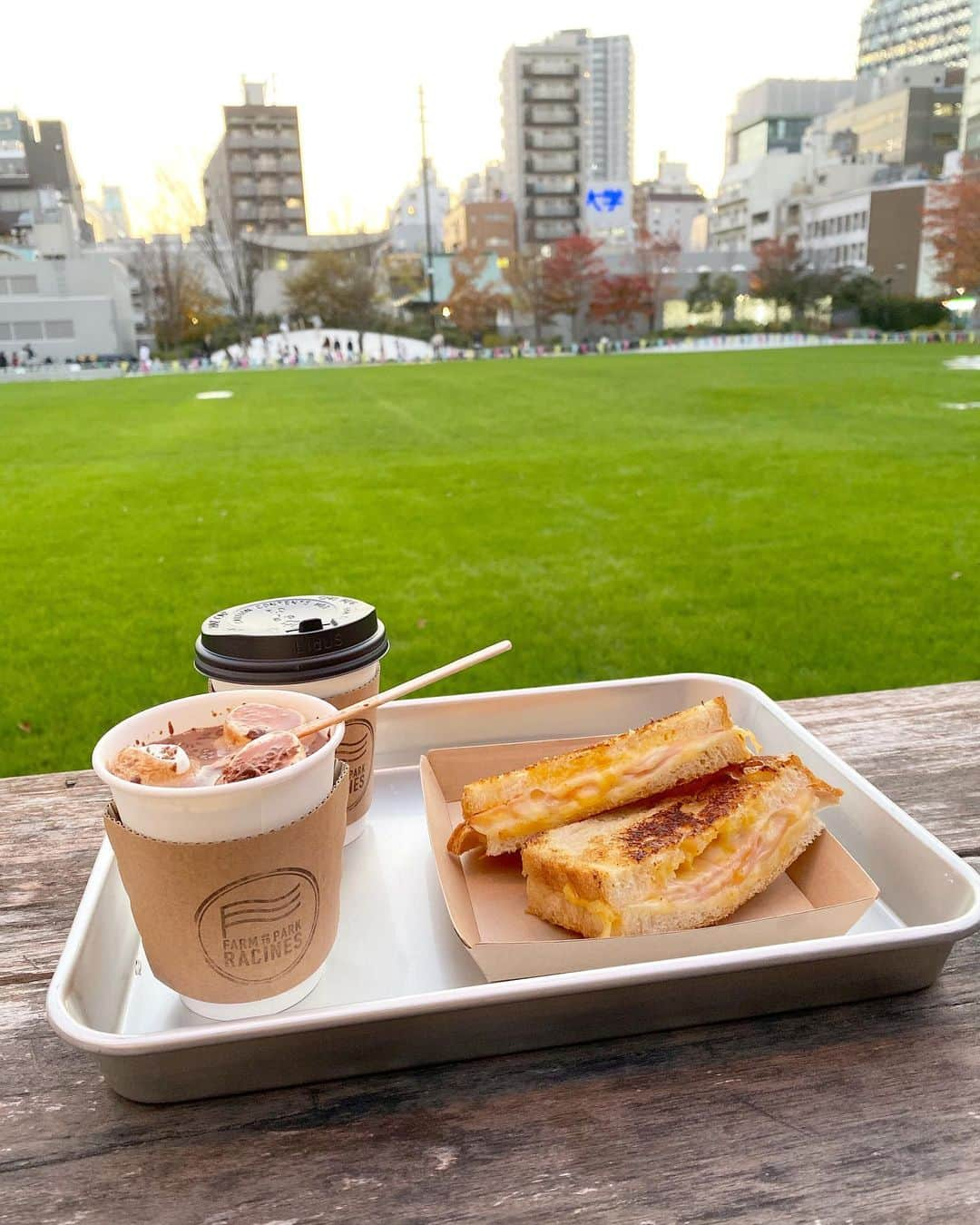 ちはるさんのインスタグラム写真 - (ちはるInstagram)「﻿ ﻿ おしゃんなカフェみっけ☕️🍃﻿ ひろーい芝生のある公園で﻿ とっても気持ちよかった☀️」12月5日 18時12分 - 21__chr