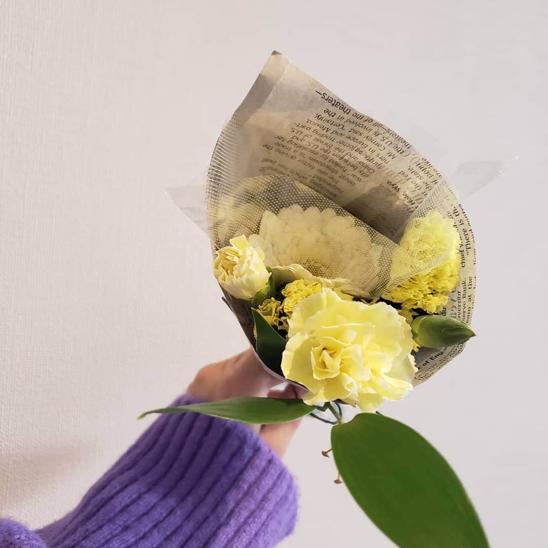 Pileさんのインスタグラム写真 - (PileInstagram)「‥ また @bloomeelife から お花届いた💛 家にたまたまいたので 郵便局員さんから手渡しで 花束をもらった💐のだけど なんだか素敵な気分になった💕 花言葉チェックしてみよっと💛 生花が届くしあわせ😊🌼 #bloomeelife」12月5日 18時12分 - pi_channnn52