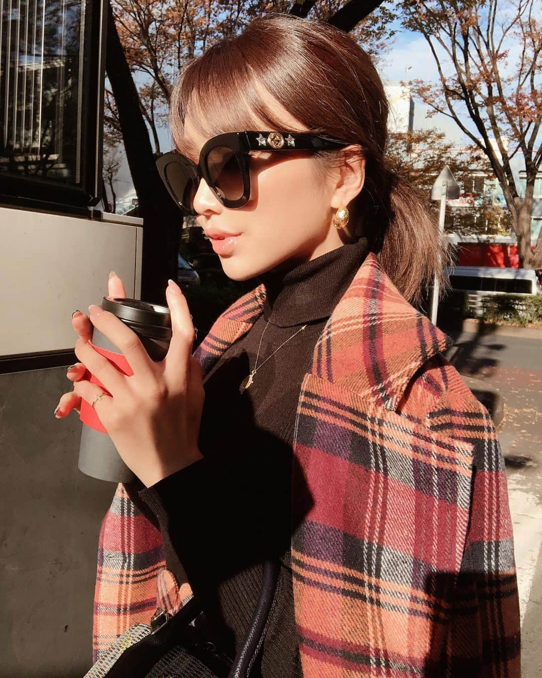 梯真奈美さんのインスタグラム写真 - (梯真奈美Instagram)「今日は @eimyistoire_official S/S シーズンmakeを決めに @maccosmeticsjapan さんへ行ってきたよ💄 S/Sもすごーく可愛いmakeに 決まったのでお楽しみに！😍 こうやって毎シーズンmakeを 決めるのも楽しみのひとつなんだぁ✨✨ そんでもって今日の私服コーデ❤️ 暖かみのあるチェックが冬っぽいの🎅⛄️ お昼はすんごいポカポカであったかかったね😳 #今日のコーデ #outfit  #eimy #eimyistoire」12月5日 18時13分 - official_manami