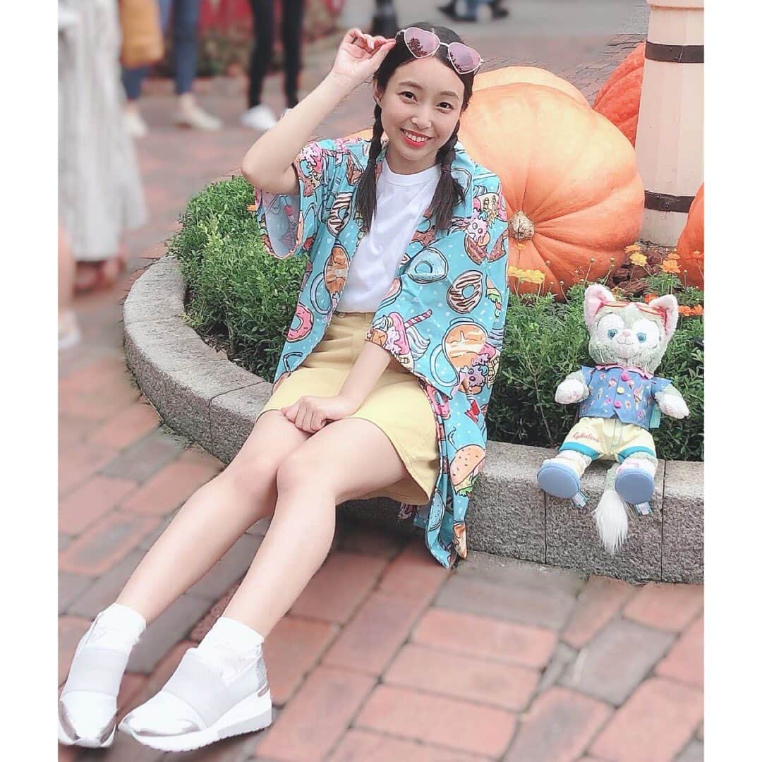 斎藤亜美のインスタグラム：「ダッフィーズサニーファンのジェラトーニと雰囲気おそろいコーデ！  #ディズニーハロウィン　のパレードも見たよ🎃」