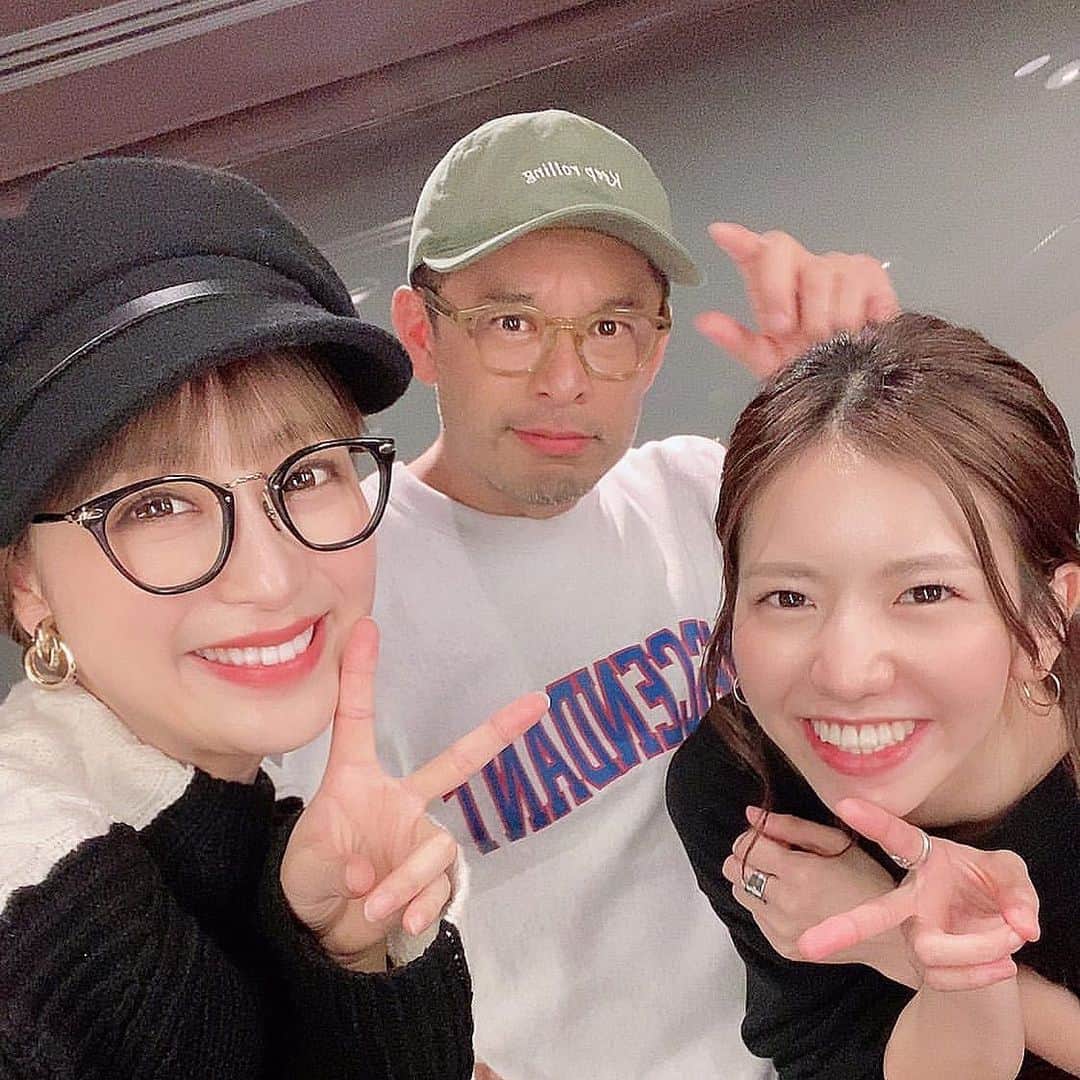 青木大輔のインスタグラム：「@nana_suzuki79 ちゃん い〜っつもメチャ元気です！ 笑い過ぎて汗かきました🤣💦💦 僕がカットさせてもらってから 前髪をとても褒められるみたいです！ カットはもちろん、前髪は特にこだわってますからね〜👍🏽 … … ちゃんと1番似合うデザイン考えて 動かしながらバランスもみるので 良い感じになるんだと思います！ @nana_suzuki79 #バングカット#前髪#話しめちゃくちゃ盛り上がる#笑い過ぎて汗#楽しかった#俺も肌ツヤツヤ笑」