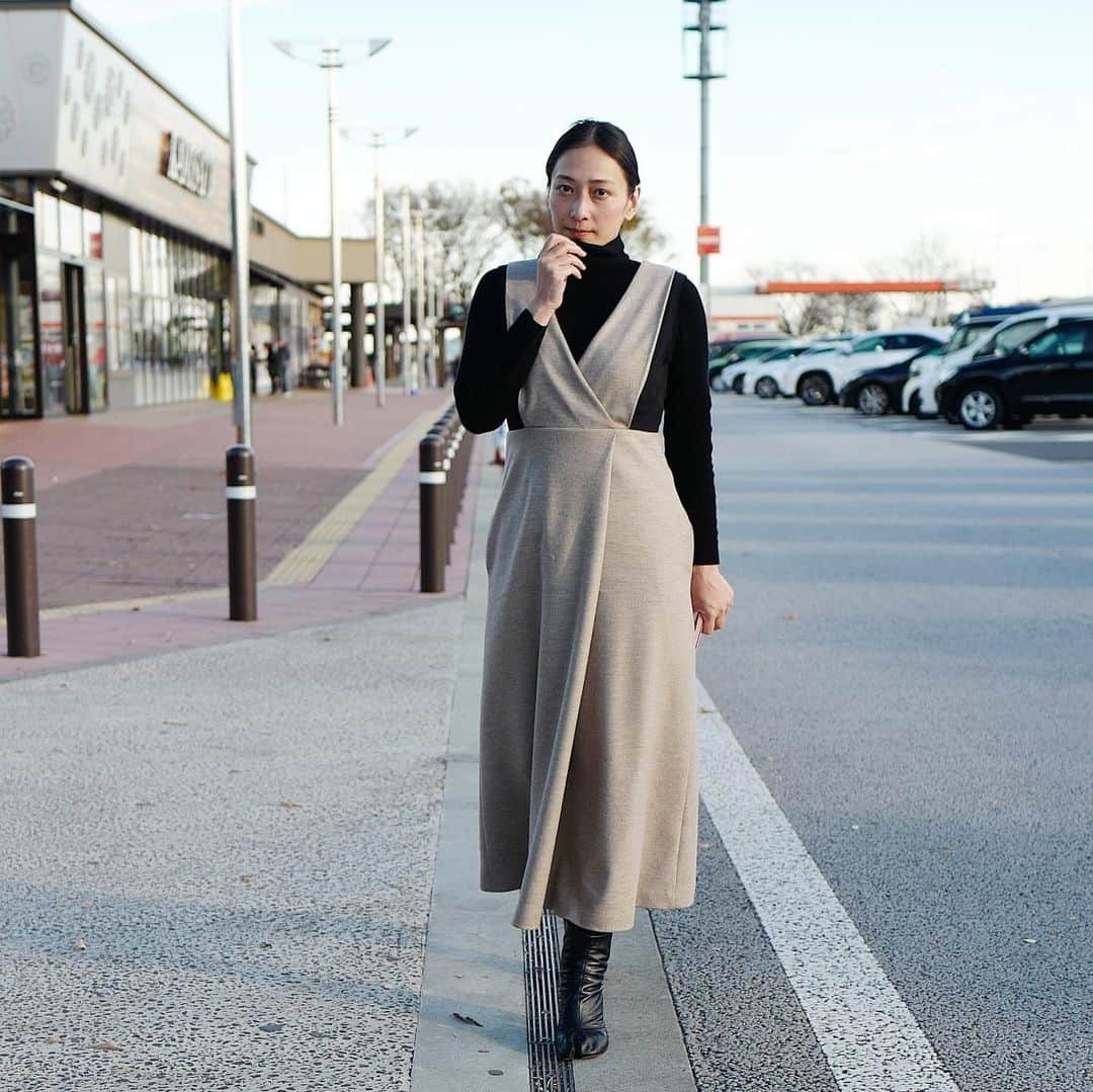 のインスタグラム：「#hisakootd もろもろ手続きの為に長野往復の旅🚗 6時間越えの運転はちょいとちゅらい。。 タートルとジャンパースカート合わせなんて久しぶりやん♬ あ、ベルトがあるのに忘れてた！」