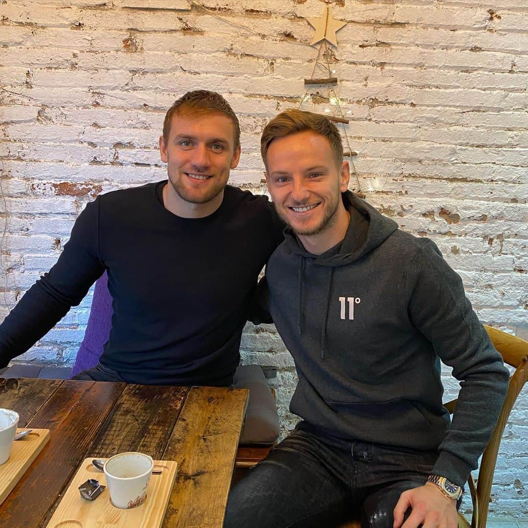イヴァン・ラキティッチのインスタグラム：「Jutarna kavica sa legendom, hvala ti na vremenu pajdo @luka_cindric25 🙌😁☕️ sretno u sezoni, najjaci si💪🇭🇷 #hvala #dobrojutro #kavica #hrvatiubarceloni」