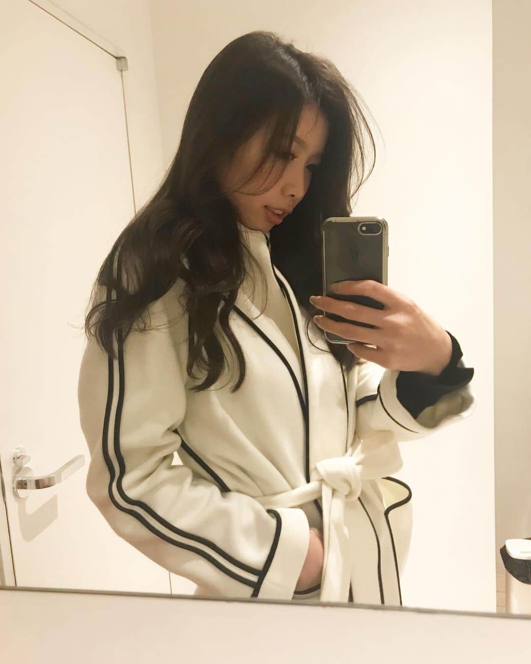 のインスタグラム：「#病院DAY ♡  最近仕事仕事仕事で、 全然自分の時間がなくて狂いそうになってました← 今までしてきた仕事とは環境も、内容も全然違ってわからないことだらけで毎日なにかあって泣きながら格闘の日々笑  一件一件丁寧に対応したいし、 でも自分が追いつかなくて時間がすんんんごくかかってしまって肝心なところでミスして、、、 毎日自分の時間もないからどんどん疲れ果てていってましたが、、、 いかにポイントをついた仕事をできるか、いかにお客様に満足してもらえるか、そして自分が幸せか考えて12月からはひとつずつ一度立ち止まって考えて動くようにしようと！ 自分の時間がないと頭も回らなくなるし、お客様に伝わるし、なにもいいことないね。  美容院で雑誌読んでたら田中みな実さんのエッセイ？があって、気づいたら涙が出てる時がある。不安でいっぱい。みたいなことが書いてあってあんなに可愛い人も毎日格闘してるんだなあと。 でも毎日自分を大事にしていて、わたしももっと自分も大事に生活しようと誓った日🌹  てことで今日は美容DAY🧚🏻‍♀️ 夏は#イルミナカラー 一択でしたが今回は担当の加藤さんのおすすめで#AVEDA で透け感はあるけど落ち着いたカラーにしてもらった♡ #トリートメント も#ヘッドスパ もしてもらってフルコース♡ 女子力なことするとテンションあがるぜ🥳🥳🥳 明日からまた仕事がんばるぞーっ みなさんも12月楽しみましょう🥺" #アラサーの呟き」