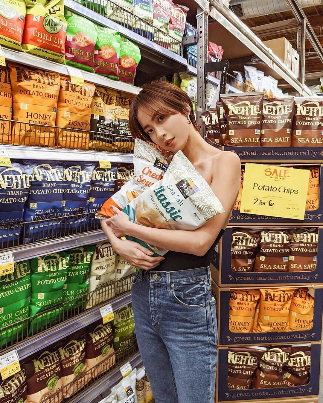 ソンイのインスタグラム：「🍿🍕🍟🍭🥤🧁 残りのハワイ写真を整理できたタイミングで😙💭🌺」