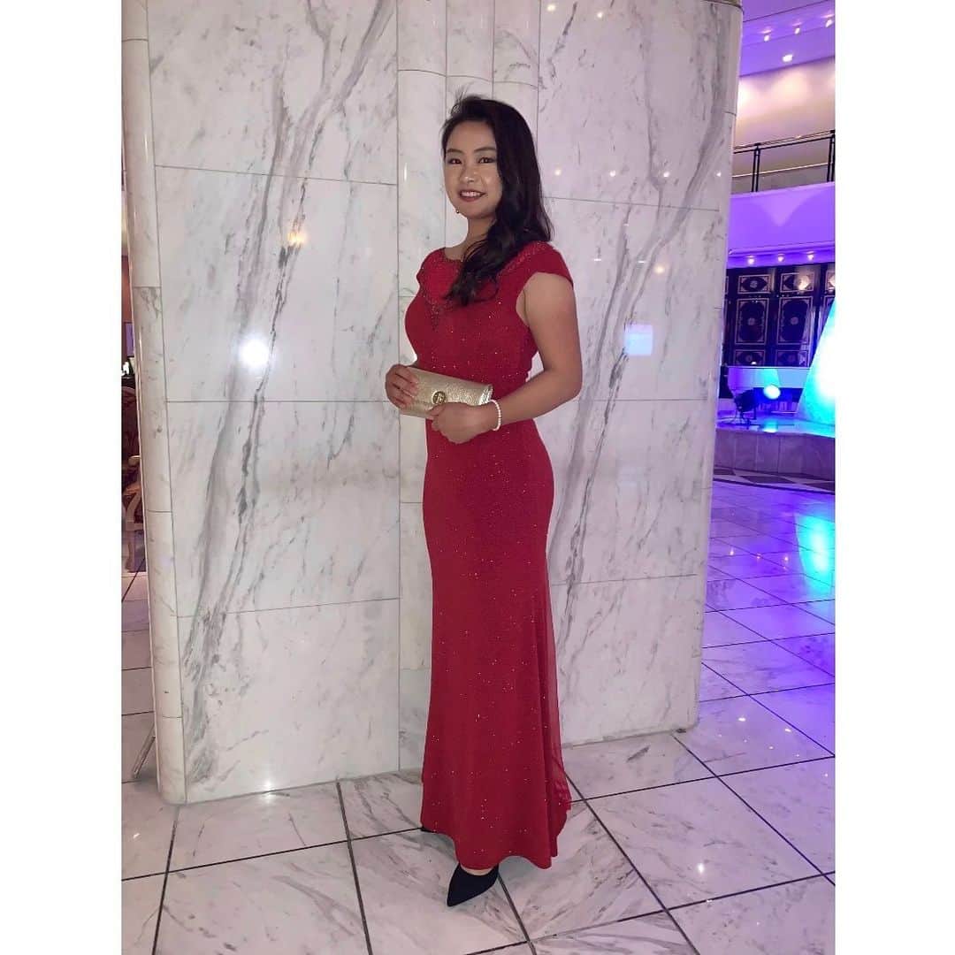 のインスタグラム：「. 先日の LPGA最終戦 RICOH CUP の前夜祭では 👗ドレスフレイア 南青山👗さんに 衣装提供とヘアメイクをしていただきました。 アイテムは ドレス: ミュザーニゴールド ピアス: ティファニー  バッグ: ティファニー  ブレスレット: グレジオ  前夜祭やパーティーなどで困る衣装... ここは必要な時にその場の雰囲気に応じて ドレスを選ぶ事ができてとっても便利です。 また自分に似合うドレスを一緒に選んで頂けるのも 心強いです。 種類も豊富で華やかなものからシックなものまでなんでも。 . わざわざ１日のために高いドレスを買うのも... って方はその日だけ借りて返却すればOK❤︎ お洒落なレストランでのディナーなども、 少し華やかにして御食事するだけで おいしさや気分も全然ちがいますよね❤︎ . 女性の皆様、ぜひご活用ください❤︎ .  #ドレスフレイア南青山」