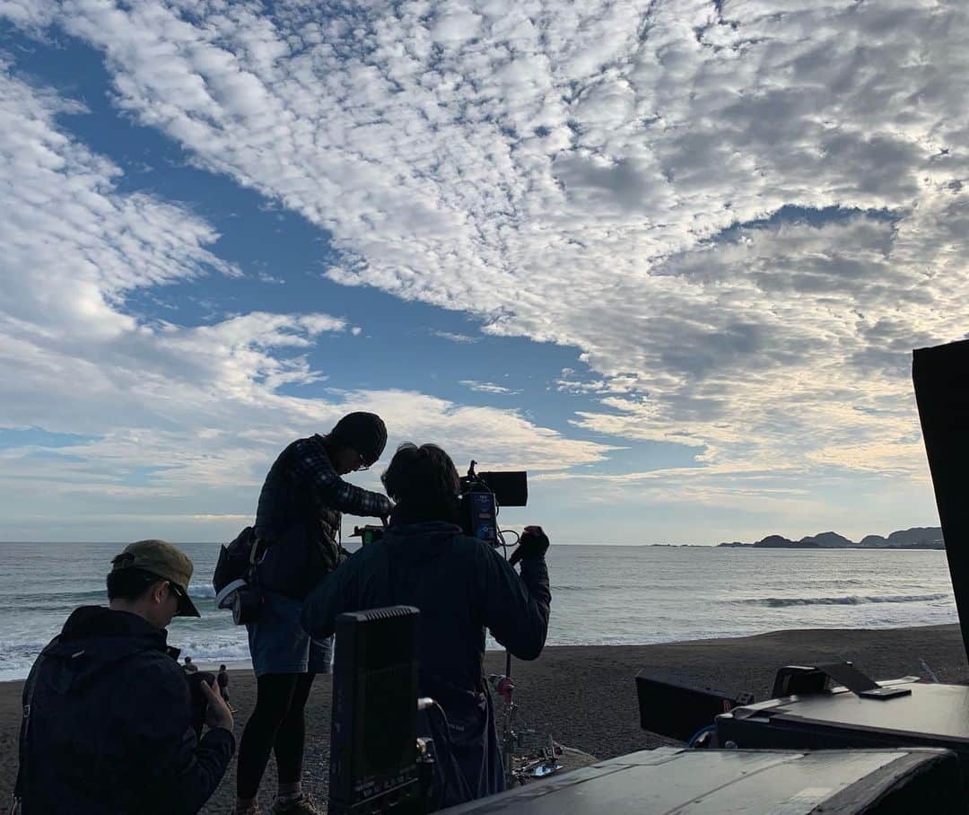入江悠さんのインスタグラム写真 - (入江悠Instagram)「すごい久しぶりにミュージックビデオの撮影。 この場所は『 #AI崩壊 』のあるシーンで登場する海。 完成は来年予定です。」12月5日 18時13分 - u_irie