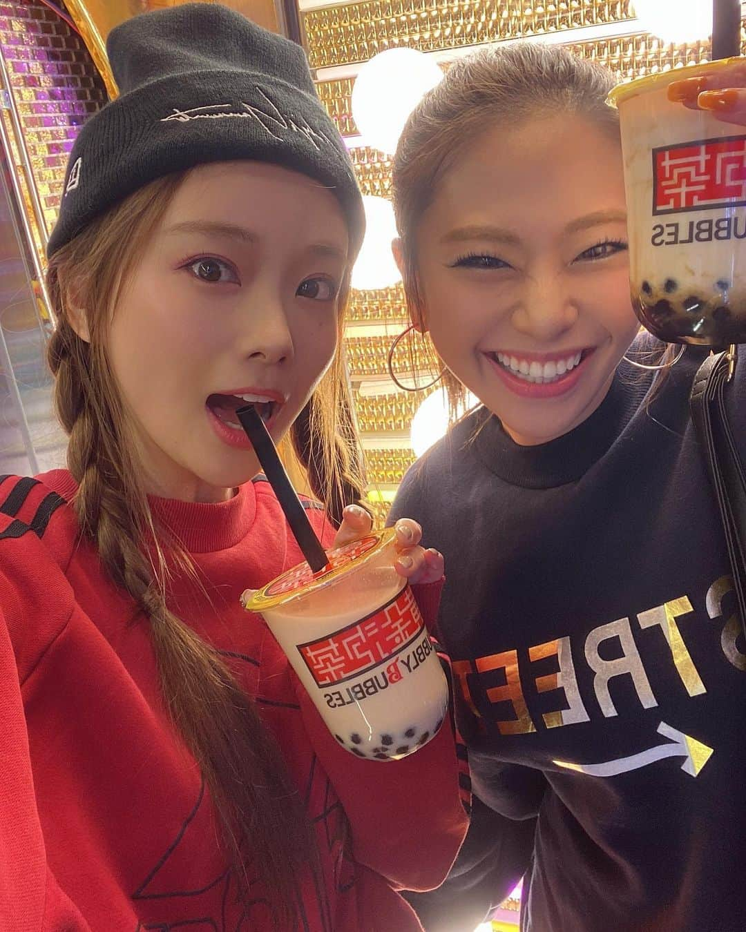 重盛さと美さんのインスタグラム写真 - (重盛さと美Instagram)「どうしても飲んでみたかった、 タピオカ屋さん🤭㊙️ 普段塗らないアイシャドウをバッチリ塗って、 新宿歌舞伎町に行ってきたよ☺🤣️💮（笑）  @bubblybubblestokyo  #幸せな黒糖ミルク うまうまうまー‼️🤒🤒💯💮 #新宿#タピオカ #BUBBLYBUBBLES  #バブリーバブルス お店カワイイ！😳」12月5日 18時15分 - satomi_shigemori