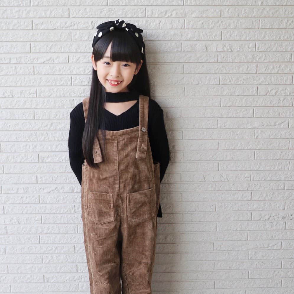 Akiのインスタグラム：「12/5 ・ 今日の娘服👧🏻👖 ・  @otonadekodomo さんの #コドモ定期便 を初体験！！ ・ ・ ☑︎コドモ定期便とは？ ・ otonadekodomoを手掛けている デザイナー兼スタイリストさんが セレクトしたコーディネートを 3ヶ月に1度(年4回)お届けしてくれる 新プラン！ ・ プロのコーディネートを娘に着させられるなんて 壊滅的にコーデセンスが無い母ちゃんに とっても嬉しい＆ピッタリ👩🏻♡ ・ ・ 発送前に 好きなテイストや心配事・質問を しっかり聞いてくれるし ・ もしコーディネートが気に入らなくても 全額返金保証してくれる 安心なアフターサービス付き☺️👌 ・ ・ 娘がJSになって 毎日毎日服を考えなきゃいけないのが 若干のストレスだったので← 母ちゃん的にコドモ定期便は本当にありがたい🥰 ・ ・ 気になる方是非試してみてね☺️💗 ・ ・ ・ －ーーーーーーーーーーーーーーーーーーー @branch_kids2020 で ファイナリストコンテストに参加中です👸🏼 いいねの応援よろしくお願いします😌🙏 (12/8まで) ーーーーーーーーーーーーーーーーーーーー ・ ・ ・ ・ #7歳#インスタキッズ#キッズコーデ#キッズファッション#仙台ママ#JSガール#韓国子供服#JS1#smarby#ig_kids#ig_kidsphoto#kids_japan#kidsfashion#kjp_ootd#mamagirl#comona#ig_kidsfashion#instagram_kids」