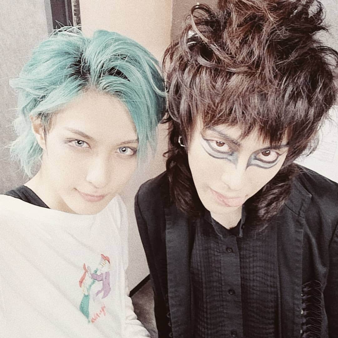 S!N（シン）さんのインスタグラム写真 - (S!N（シン）Instagram)「ツーショいっぱい👨‍👦 MiAさん(ex.MEJIBRAY) 朋さん(DADAROMA) ミト充さん(オメでたい頭でなにより) 来夢さん(キズ)」12月5日 18時16分 - sin_nrn