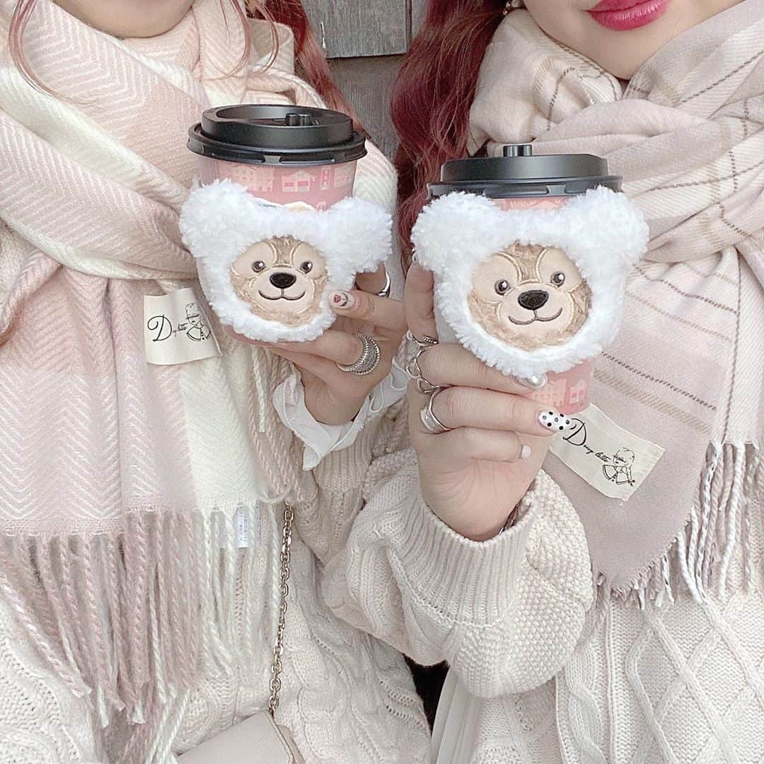 PATRA magazineさんのインスタグラム写真 - (PATRA magazineInstagram)「12/5♡スワイプしてね👉「絶対getしたいダッフィースリーブ🐻💕」⠀ .⠀ 今季ディズニーで発売してるダッフィースリーブがとっても可愛いと話題に💌⠀ ⠀ ⠀ 暖かい飲み物を持ちやすくするためのスリーブだけど、⠀ 冬ディズニーの可愛い写真を撮るのにも必須❤︎⠀ ⠀ もちろんクリスマスツリーや可愛い壁を背景にドリンクを撮っても◎⠀ 顔の前に持って撮るのも可愛い😻🎶⠀ ⠀ ⠀ 12/25までの発売だから、お見逃しなくっ!!!!!⠀ .⠀ Thank you 🌹⠀ ⠀ ⠀ @yum1x86 / @a_yaka77⠀ @tomomi_0421 / @mgmilk___⠀ .⠀ 今女の子の中で流行っているコトやITEMがあればPATRAをタグ付けして教えてね❤︎⠀ 皆さんのすてきな投稿をぜひ紹介させてください！⠀ .⠀ .⠀ #PATRA #お洒落さんと繋がりたい #おしゃれさんと繋がりたい #ディズニー #ディズニーグッズ #スベーニア #スリーブ #ディズニースリーブ #ダッフィースリーブ #ダッフィー #ダッフィーグッズ #クリスマスディズニー #ディズニークリスマス #冬ディズニー #ディズニーランド #ディズニーシー #disney」12月5日 18時30分 - patra__jp