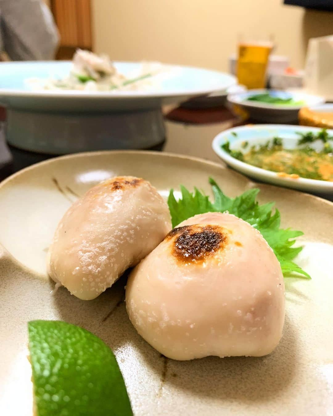 濱野りれさんのインスタグラム写真 - (濱野りれInstagram)「-— Blowfish 'Ajiman' Coming here is one of my favorite things every winter. If I do not come here, the winter in Japan will not begin. There's my cheat. By booking late, you could have reservation on the day😻 Because it ’s always crowded, Try it if you can't make it!! -— 毎年の冬の楽しみの"味満ん"へ❤️ 一回転めは鬼のように混んでるから毎年2回転目狙いで行くよ🙋‍♀️ 2回転目は当日予約取れるからいつもラッキー！って叫んでる気がする😍✨ 冬の味覚を楽しみに行ってみてね〜😘 -— #rirelog#ajiman#fugu#blowfish#pufferfish #kaisekiryori #japaneserestaurant#japaneserestaurants#washoku#japanesefood#japanesefoodlover#tokyoeats#tokyogourmet#tokyojapan#eatlover#instafood#instafoodgram#suspenders#chanelsuspenders #味満ん#ふぐ#ふぐ料理#河豚#美食#和食#日本食#六本木グルメ#予約困難店#食べログ高評価#冬の味覚」12月5日 18時29分 - riregram