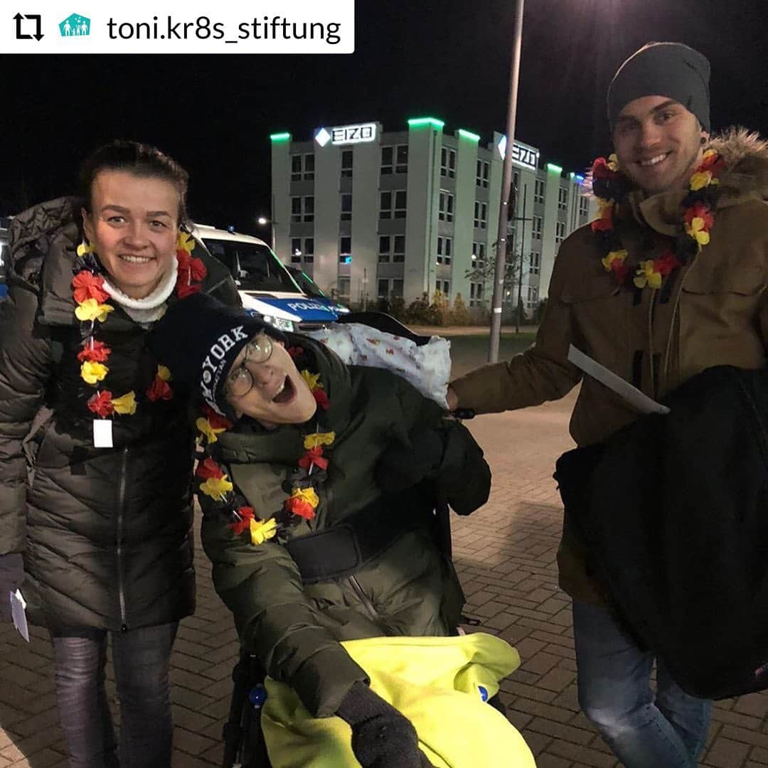 トニ・クロースさんのインスタグラム写真 - (トニ・クロースInstagram)「😍 #Repost @toni.kr8s_stiftung: EM TICKET FÜR DEUTSCHLAND - und wir waren dabei! 🖤❤️💛⠀ ⠀ Mit insgesamt 100 Eltern und Kindern von unseren Partnereinrichtungen haben wir am 16. November ein tolles Spiel der deutschen Nationalmannschaft gegen Weißrussland erlebt. Es war ein winterlich kalter Abend, doch alle strahlten und waren glücklich über die Einladung ins Borussia Stadion Mönchengladbach. 🇩🇪⠀ ⠀ Es ist immer eine große Freude die Begeisterung der Familien mitzuerleben und ihnen eine kleine Auszeit zu schenken. Ein Abend ohne Sorgen und mit viel Jubel und Grund zur Freude, denn das deutsche Team hat 4:0 gewonnen und sich für die Europameisterschaft qualifiziert. ⚽️⠀ ⠀ Wir freuen uns schon auf die EM im kommenden Jahr und auf ein tolles Public Viewing für unsere Familien! 🥳⠀ ⠀ ➡️ lest mehr zu unseren Familien und Events in unserem Blog ⬅️⠀ ⠀」12月5日 18時31分 - toni.kr8s