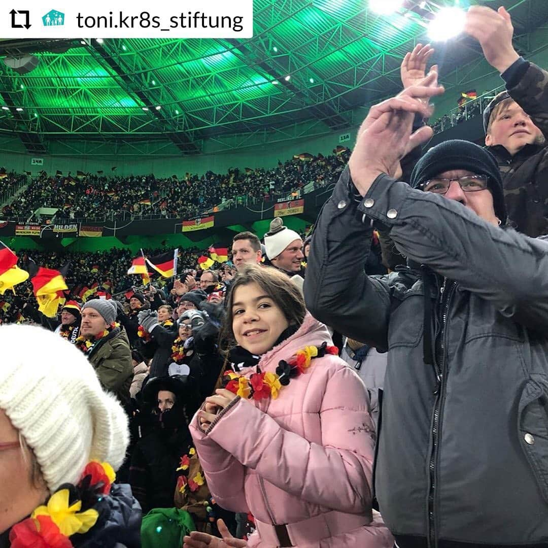 トニ・クロースさんのインスタグラム写真 - (トニ・クロースInstagram)「😍 #Repost @toni.kr8s_stiftung: EM TICKET FÜR DEUTSCHLAND - und wir waren dabei! 🖤❤️💛⠀ ⠀ Mit insgesamt 100 Eltern und Kindern von unseren Partnereinrichtungen haben wir am 16. November ein tolles Spiel der deutschen Nationalmannschaft gegen Weißrussland erlebt. Es war ein winterlich kalter Abend, doch alle strahlten und waren glücklich über die Einladung ins Borussia Stadion Mönchengladbach. 🇩🇪⠀ ⠀ Es ist immer eine große Freude die Begeisterung der Familien mitzuerleben und ihnen eine kleine Auszeit zu schenken. Ein Abend ohne Sorgen und mit viel Jubel und Grund zur Freude, denn das deutsche Team hat 4:0 gewonnen und sich für die Europameisterschaft qualifiziert. ⚽️⠀ ⠀ Wir freuen uns schon auf die EM im kommenden Jahr und auf ein tolles Public Viewing für unsere Familien! 🥳⠀ ⠀ ➡️ lest mehr zu unseren Familien und Events in unserem Blog ⬅️⠀ ⠀」12月5日 18時31分 - toni.kr8s