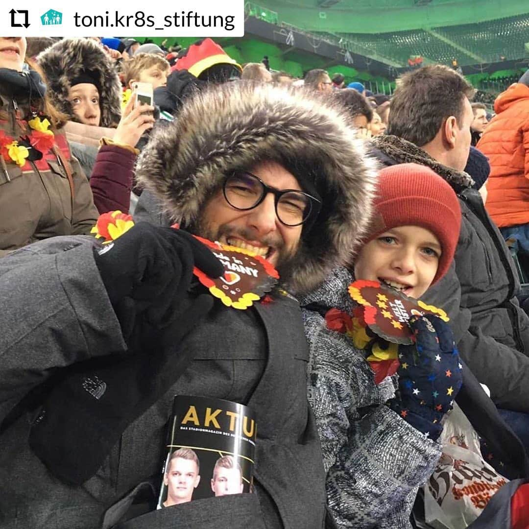 トニ・クロースさんのインスタグラム写真 - (トニ・クロースInstagram)「😍 #Repost @toni.kr8s_stiftung: EM TICKET FÜR DEUTSCHLAND - und wir waren dabei! 🖤❤️💛⠀ ⠀ Mit insgesamt 100 Eltern und Kindern von unseren Partnereinrichtungen haben wir am 16. November ein tolles Spiel der deutschen Nationalmannschaft gegen Weißrussland erlebt. Es war ein winterlich kalter Abend, doch alle strahlten und waren glücklich über die Einladung ins Borussia Stadion Mönchengladbach. 🇩🇪⠀ ⠀ Es ist immer eine große Freude die Begeisterung der Familien mitzuerleben und ihnen eine kleine Auszeit zu schenken. Ein Abend ohne Sorgen und mit viel Jubel und Grund zur Freude, denn das deutsche Team hat 4:0 gewonnen und sich für die Europameisterschaft qualifiziert. ⚽️⠀ ⠀ Wir freuen uns schon auf die EM im kommenden Jahr und auf ein tolles Public Viewing für unsere Familien! 🥳⠀ ⠀ ➡️ lest mehr zu unseren Familien und Events in unserem Blog ⬅️⠀ ⠀」12月5日 18時31分 - toni.kr8s