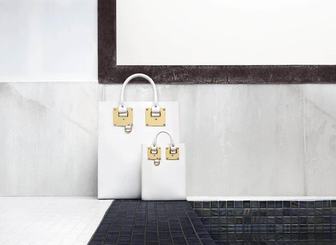 Sophie Hulmeのインスタグラム：「As we wrap up our final weeks in business, we’re looking back at some iconic archive moments. Here, the all white Albion, a classic bag, in a timeless finish. ☁️」