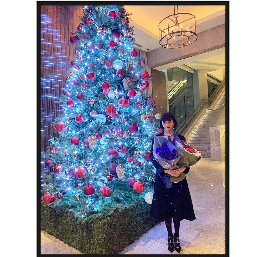 のインスタグラム：「2019.12.05 birthday dinner🍽  #クリスマスツリー #パレスホテル #palacehoteltokyo #🎄 👠#valentino 去年の誕生日に買って履くことがなく （足首のベルトがとめにくい） 一年ぶり😂 🧥#chanel 👗#gucci  #着飾る愉しみ #fashion #winterfashion」