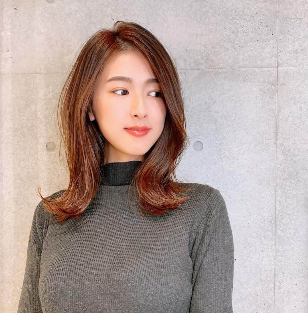 のインスタグラム：「家族でお世話になっている @freera_hair でヘアメンテ✂︎💕 産後は抜け毛と傷みがすごいというけど、 今がピークの私。 いやこんなにもか。というほどで ホームケアしても追っつかない😭 伸ばそうと思っていた髪も 傷んでる5〜6cmカットしてマシになった〜💦 . トリートメントもしっかりしてもらったから とりあえず復活したかな🥺感謝🙏 . . よくオーダー教えてほしいって言われるんだけど、 いつもお任せにしちゃってるので よかったら担当の阿部さん( @abe0106 )に 聞いてください☺️🌟🌟 . . . #instagood #instalike #life #goodlife #hair #hairstyle #haircolor #salon #hairsalon  #freera  #東京 #美容室 #表参道 #美容室表参道  #ヘアサロン #ヘアカラー #ヘアアレンジ  #ヘアスタイル #セミロング #ロング #トリートメント #フリーラ」