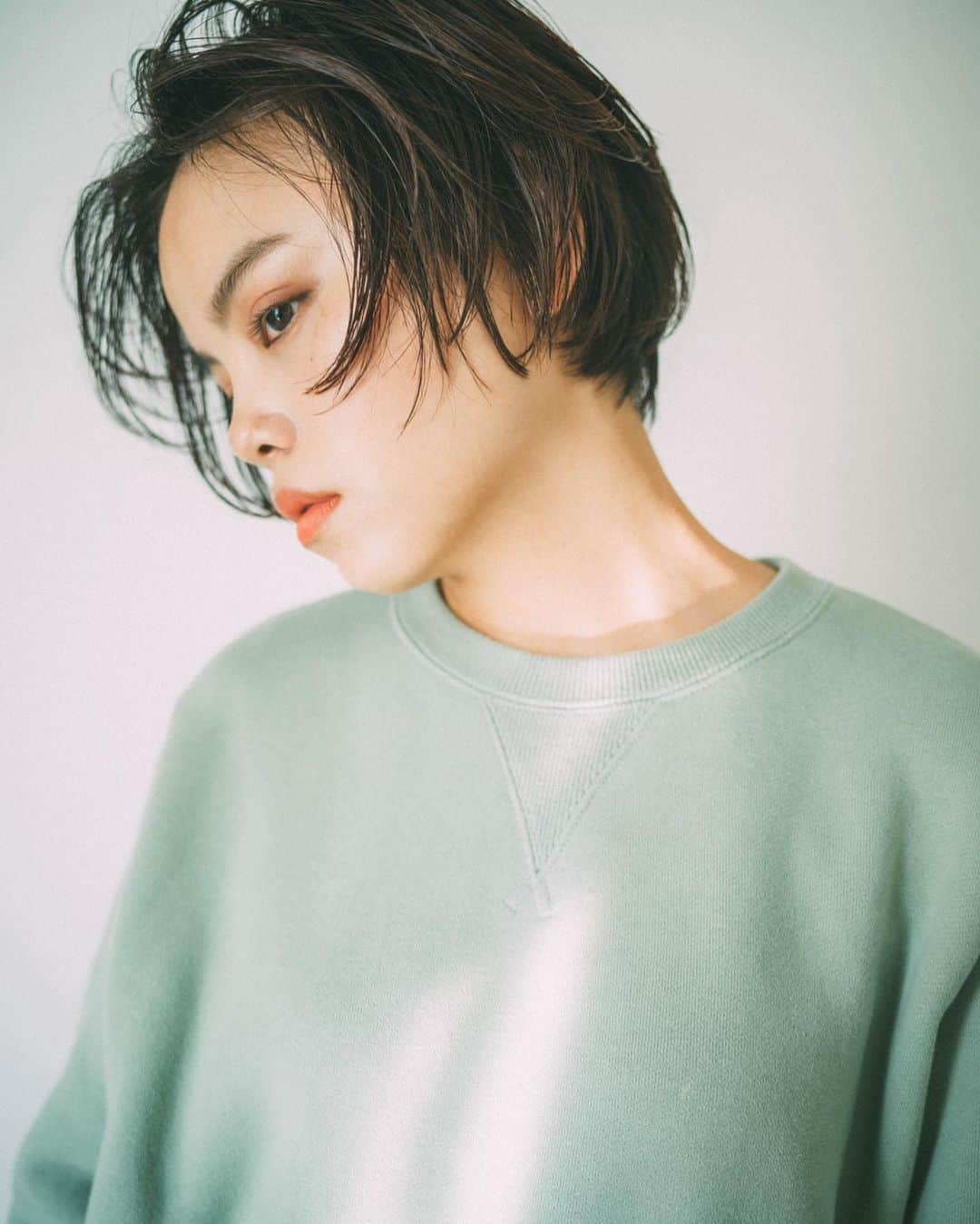 Yanagihara Hirokiさんのインスタグラム写真 - (Yanagihara HirokiInstagram)「【素髪】　ナチュラル　日常に溶け込む上質なヘアデザイン ・ 保存して画像をお持ち下さい。 ・ カットでスタイリングを簡単にします。 ・ カラーはダークカラーからハイトーンまでご対応します。 ・ Instagramから多くショートヘア、ブリーチカラーできていただけています。 12月に是非お任せ下さい。」12月5日 18時47分 - yanagihara_hiroki