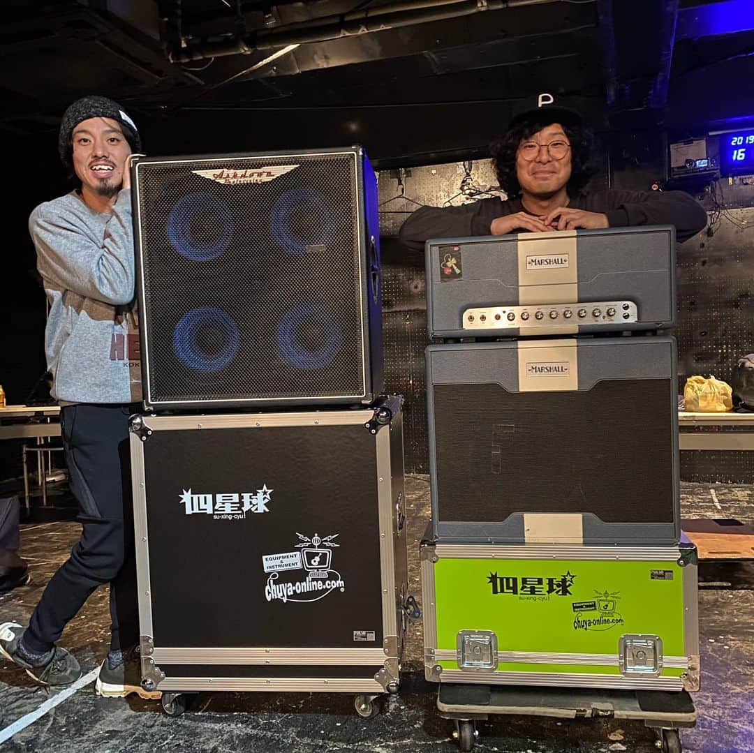 U太さんのインスタグラム写真 - (U太Instagram)「‪練習後のお話。‬ ‪今年イベントにも呼んでもらって、いつもお世話になってる北九州の楽器屋さんchuya-online.comから贈り物。‬ ‪完全に浮かれている2人。‬ ‪#夢にまで見たアンプケース‬ ‪#これで移動中の振動衝撃にもハラハラせず安心‬ ‪#本当にありがとうございます‬ ‪#嬉しーっ‬ ‪#広島のライブから登場‬ #もっと頑張ろーっ #練習しよ #上級者への道のりは己の下手さを知って一歩目」12月5日 18時41分 - utasuxing