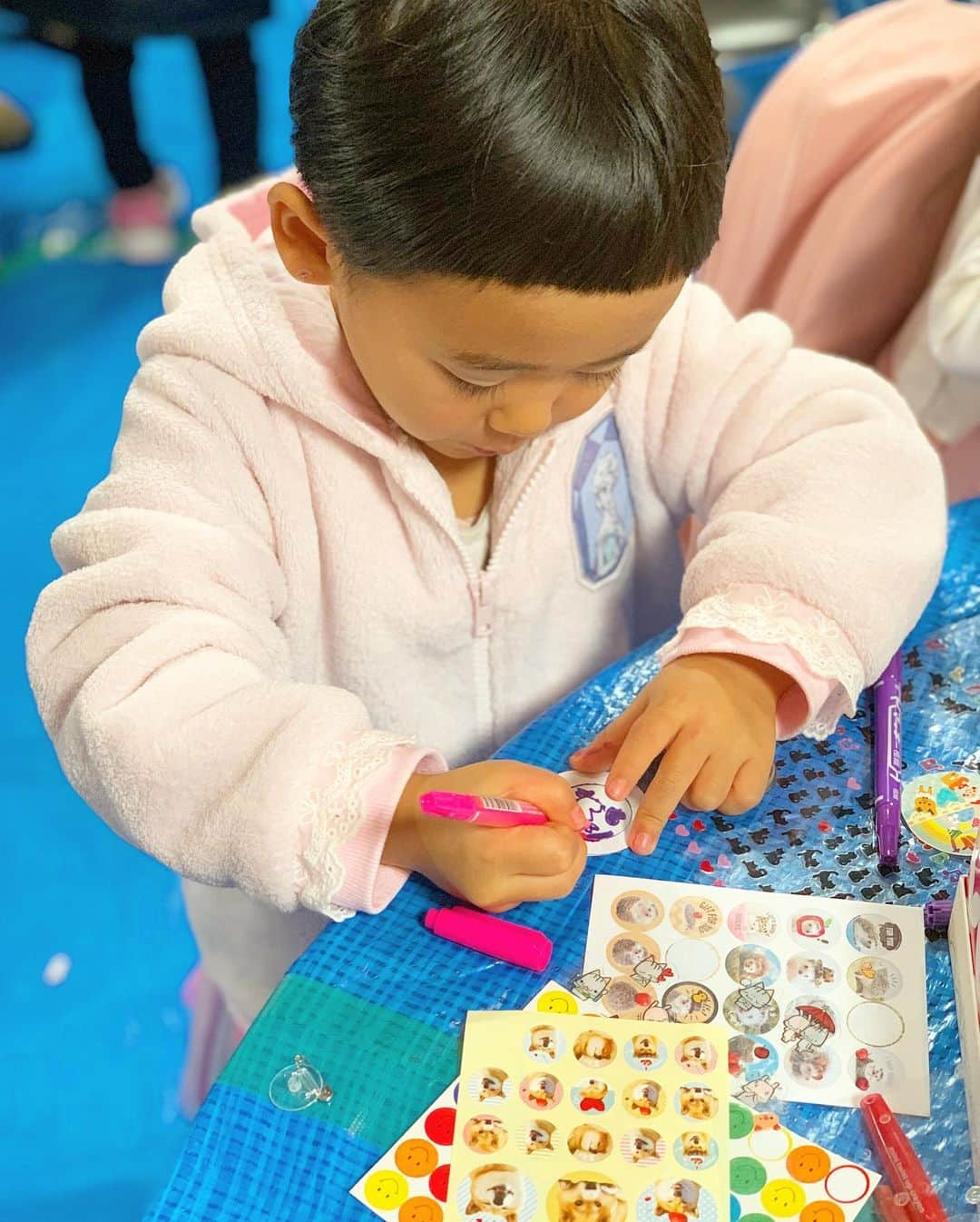 あびる優さんのインスタグラム写真 - (あびる優Instagram)「よつ葉🍀4歳6カ月🥰✨ 休日のお出かけ前にはメイクや洋服選びに余念が無く、、こだわりがあるので準備時間が私よりかかる娘😂💦👏 寝顔は毎日の癒しです🥰💤 これからも日々の成長を見守っていきます❣️ 予防接種の注射で泣かなくなったのはビックリな成長でした😳🤔👏 #family#daughter#clover#make#makeup##video#cute#love#iloveyou#zzz#家族#娘#愛娘#四つ葉のクローバー#4歳6カ月#4歳半#成長#愛しい#かわいい#大好き#愛してる#メイク#メイクアップ#動画#寝顔#癒し」12月5日 18時41分 - yuabiru74