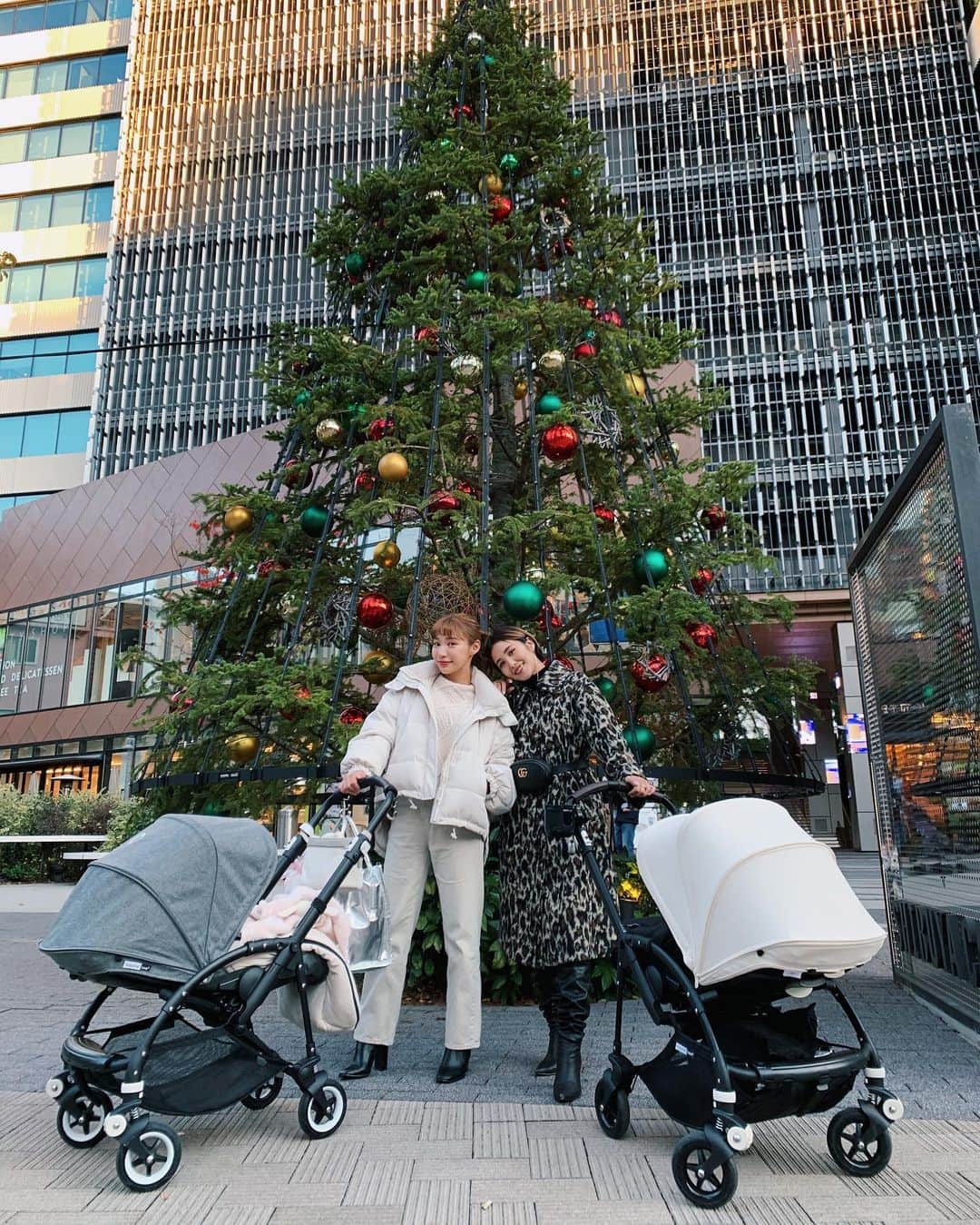 のインスタグラム：「クリスマスプレゼントどうしよかな？💝 娘の買い物テンションあがる😻笑 みんな子供へ、パートナーへ、自分へ、何買いますか？🥰 ． ． ちなみにベビーカーはたまたま同じ @bugaboojapan のビー5です🙌 だけどカスタムで全然雰囲気違うね❤️ ． ． #令和ベビー#女の子ベビー#0歳#0歳4ヶ月#ハーフベビー#乳児#コドモノ#ママリ#女の子ママ#同い年ベビー#バガブー#バガブービー5#ベビーカー」
