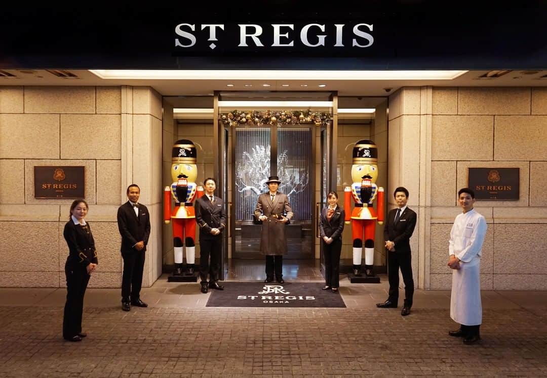 The St. Regis Osakaさんのインスタグラム写真 - (The St. Regis OsakaInstagram)「. ジョンとジェイコブのJJツインズに会いに クリスマス・ドラムのビートで行進！ セントレジスNYの伝統を受け継いで セントレジスホテル大阪の玄関にやって来た 大きなくるみ割り人形と一緒に クリスマス写真を撮りませんか？ . March to the beat of the Christmas drums and meet John & Jacob, the JJ twins! Inherited from The St. Regis NY tradition, these two Nutcrackers stand tall at the entrance of The St. Regis Osaka greeting all to take a picture and come inside!」12月5日 18時43分 - stregisosaka