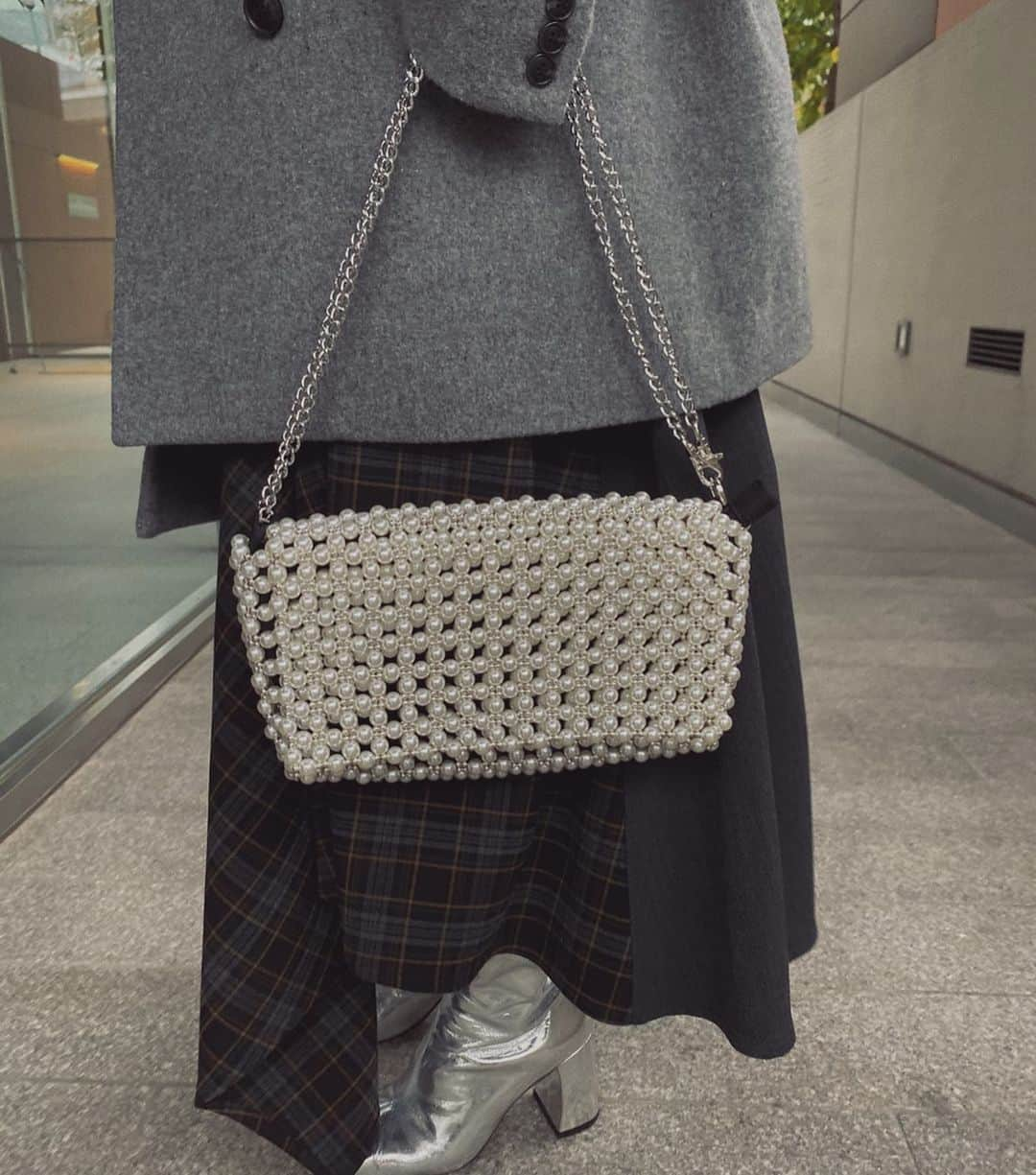 黒石奈央子さんのインスタグラム写真 - (黒石奈央子Instagram)「こちらのパールシリーズも明日から！ . PEARL  FLAP BAG ¥13800+tax 12/6 PERL SPIN ROUND NECKLACE ¥10100+tax 12/6  chainが取り外せて2wayで使えます！ . .  @ameri_shinjuku @amerivintage @ameri_daikanyama @ameri.shinsaibashi #ameri#amerivintage #fashion #vintagefashion #coordinate#ootd#outfit#osanposnap #705_outfit #大人ファッション #大人コーディネート #大人スタイル #modestyle #modefashion#modecasual」12月5日 18時56分 - blackstone705