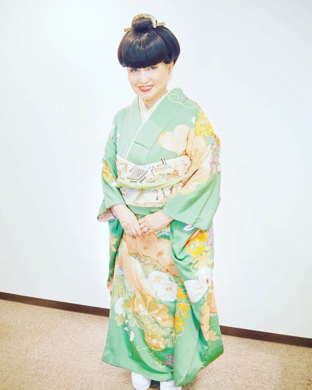 黒柳徹子さんのインスタグラム写真 - (黒柳徹子Instagram)「今日は、「日立 世界ふしぎ発見！」本番2本。 ピンクの着物は、松に四季花と御所車模様の振り袖です💕 グリーンの着物は、松に菊模様の疋田染めの振り袖です。」12月5日 18時50分 - tetsukokuroyanagi