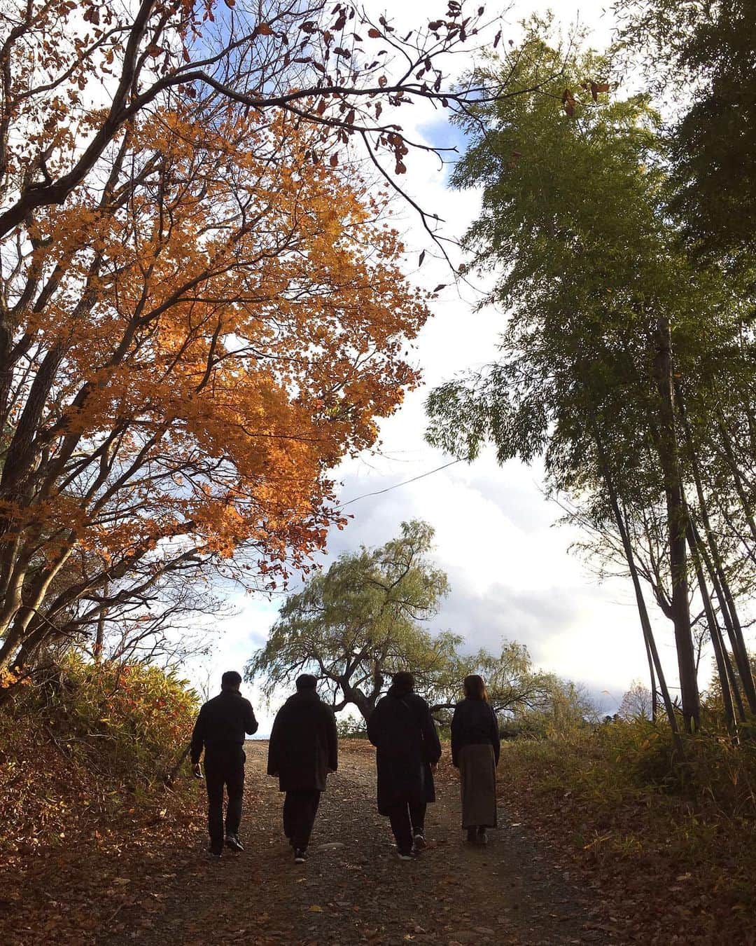 木野園子のインスタグラム：「先日、宮城県にある大蔵山スタジオへ行って来ました。伊達冠石という鉄分を多く含む独特の錆色を持った石の採石場と工房。そしてデザインスタジオそこには人と石と自然が関わり合う素敵な場所でした✨私も石とアートと生活してみたいな〜。 #大蔵山スタジオ #伊達冠石 #okurayamastudio」