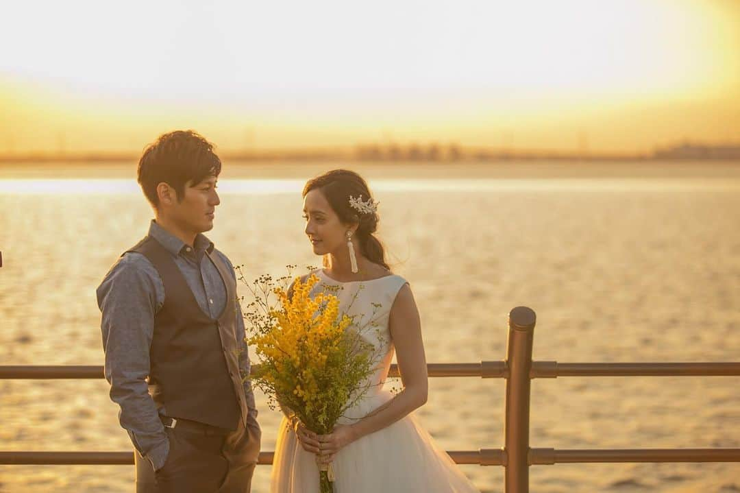 アンジェローブ 名古屋 結婚式場さんのインスタグラム写真 - (アンジェローブ 名古屋 結婚式場Instagram)「@weddingisland_angerobe をフォローして、 『 #アンジェローブ 』のタグで. お写真を投稿してくださいね＊*. . ——————————. . ✩𝐿𝑜𝒸𝒶𝓉𝒾𝑜𝓃 𝒫𝒽𝑜𝓉𝑜✩ . . アンジェローブにはこんなに素敵な ロケスポットも…❁.｡. 夕日で輝くドレス姿も美しいです🌙 . ——————————. . -アンジェローブの公式HPをcheck＊* http://www.angerobe.co.jp/sp/ -ブライダルフェアの予約はコチラから♪ http://www.angerobe.co.jp/sp/fair/ . ——————————. . ぜひ『 #アンジェローブ 』のハッシュタグで. ウェディングの写真を投稿してくださいね＊*. ステキなお写真はこちらのアカウントで リグラムさせていただきます♪. . また『#アンジェローブ』のハッシュタグで 投稿していただいた#アンジェ嫁 様は 必ずフォローさせて頂きます💕  プレ花嫁さんも卒花嫁さんも ずーっと繋がっていきましょう💕 . ——————————. .  BRIDAL FAIR︎💕︎ 2019.12.7(Sat)8(Sun ) 9:00～/14:00～  実際の結婚式をプロデュースしている プランナーがご案内させていただきます☺️ ご予約は公式HPが1番お得✨ ☎️052-389-3900 . ——————————. . #asyourport #wedding  #weddingdress #ウェディングドレス #ロケーションフォト #ロケーション撮影  #location #夕日 #夕焼け #Garden  #Gardenparty #ガーデンパーティー #プレ花嫁 #かわいい #結婚式準備 #卒花 #東海プレ花嫁 #名古屋プレ花嫁 #リニューアルオープン #アンジェローブ  #名古屋結婚式場 #婚約 #プロポーズ #港区 #金城ふ頭 #natural #ナチュラル #ナチュラルウェディング  #エモい結婚式」12月5日 18時59分 - weddingisland_angerobe