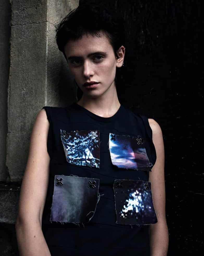 The xxのインスタグラム：「Our capsule collection with @rafsimons will be available in stores next week on December 12th. It’s such an honour to collaborate with a hero of ours to celebrate the 10 year anniversary of our first album release. We loved Raf’s idea of linking the collaboration to an aspect of his latest collection, patches. This sense of DIY with clothes is something that reminded us a lot of when we were teenagers, the nostalgia of that really links in with the memories we have of making our first record. The collection includes patches, pins, t-shirt and a cap.  2 very limited sets of patches are available for preorder on our website today, we hope you’ll enjoy pinning or sewing them on your favourite clothes. xx the xx  Raf Simons / The xx will be available Dec 12th at: @ssense / @antoniolieu / @midwest_official / @doverstreetmarketginza / @galerieslafayettechampselysees / @kuznetskymost20 / @joycehk / @galleriadept  Photographs by @willyvanderperre Styling by #olivierrizzo @rafsimons @systemmagazine」