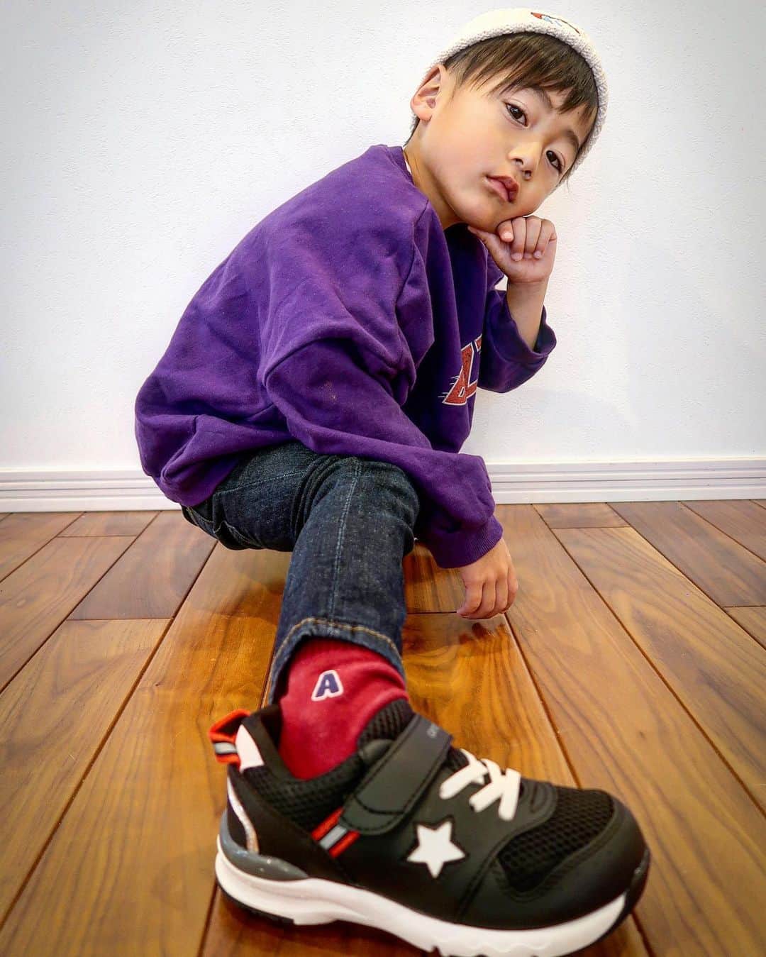かなのインスタグラム：「． ドキッ🙈♥️ #キモ撮り　真似っこしてみたら思いの外かっこいいじゃーん🥺✨って親バカ発揮🤣 ． 幼稚園用に毎シーズン買い替えてる #ムーンスター　のシューズ👟 毎週パパが上履きとスニーカーを洗ってくれるのですが🙇🏻‍♀️✨ 速乾タイプは初めてだから期待大‼️だそうです🥰 ． ． #大人っぽりーくん#息子#5歳#男の子ママ#ムーンスターキャロット#キッズシューズ#ベビーシューズ#足育#スニーカー #boy#sneakers#pr」