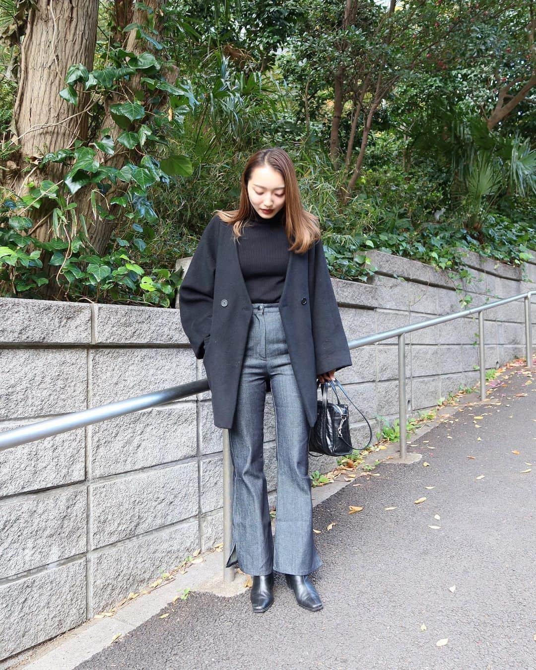 かんだまのインスタグラム：「つん。しゅっ。てく。てく。どうもかんだまです。 . スタミキのデニムはインディゴです👖本日履いてるのは23インチですが、下っ腹パンパンです。髪色が地元感満載なのでそろそろ美容院いきます。ものもらいでメイクができずつらみです。 . outer @rim.ark  inner @uniqlo  bottom @style_mixer  shoes @rim.ark  bag @balenciaga #だま服」