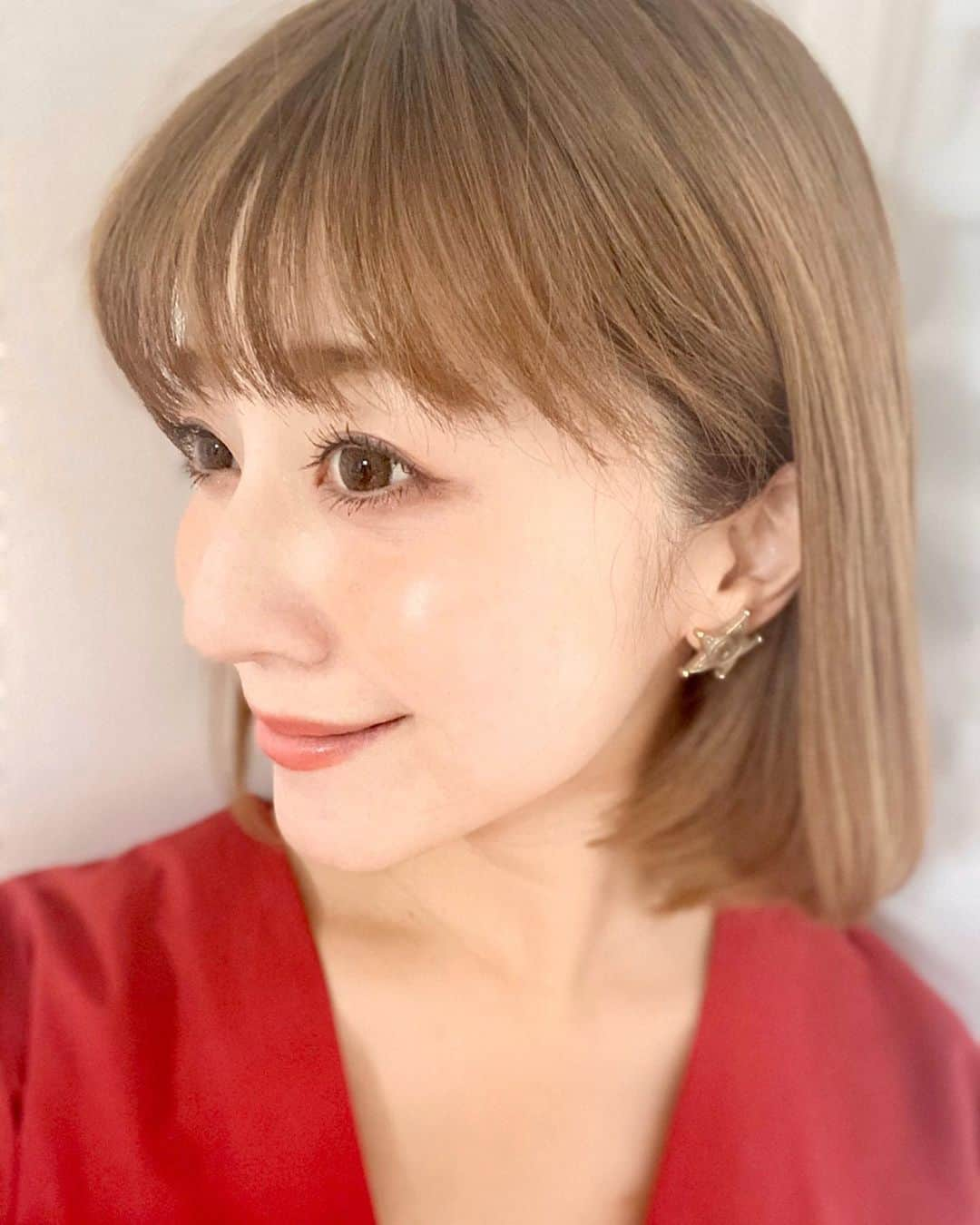 水野佐彩さんのインスタグラム写真 - (水野佐彩Instagram)「・ 体調が良い1日☃️❤️ あやかちゃんとランチしたのだけど いつも2時間が2分に感じるw ニコライバーグマンがクリスマスであろうと 赤をここぞとばかりに着ました🎅🏻🎄❤️ hohoho〜🎅🏻❤️❤️❤️ #coordinate  one-piece#zara @zara  outer#journalstandard @js_relume  shoes#rogervivier @rogervivier  bag#louisvuitton @louisvuitton  stole#mercuryduo @mercuryduo_com  #sサイズコーデ  #153cmコーデ #おちびコーデ #おちびの輪 #妊婦コーデ #マタニティコーデ #妊娠9ヶ月 #マタニティライフ #ぷんにーらいふ makeup❤️ 久しぶりにメイクの詳細も📝 最近ハマってるルナソルのパレット。 ピンクも買えばよかったかなーと思うほど 上品だし艶やかだしルナソル様様👏🏻 しっかり目元を囲ったので MACのシーシアーで主張しすぎない赤リップが気分でした💄少し透け感のある赤だよ♡ そして渡邊さん(@watanabeyoshiaki )が作った ベイビーヘアオイルがとってもいい感じ❣️ オイルってベタベタするのが苦手な人には ぴったりだと思う。 艶とか潤いは足されるんだけど 仕上がりもさらさらだし 一切ベタつかないから使いやすい😊💕 #lunasol #フュージングカラーパレット #メロウテンポ #babyhairoil #ベイビーヘアオイル #mac #シーシアー #今日のメイク #冬メイク」12月5日 19時14分 - saaya_mizuno