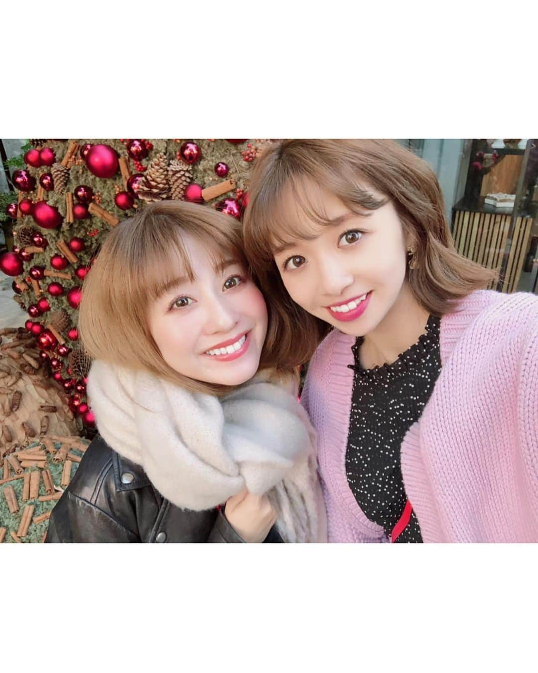 水野佐彩さんのインスタグラム写真 - (水野佐彩Instagram)「・ 体調が良い1日☃️❤️ あやかちゃんとランチしたのだけど いつも2時間が2分に感じるw ニコライバーグマンがクリスマスであろうと 赤をここぞとばかりに着ました🎅🏻🎄❤️ hohoho〜🎅🏻❤️❤️❤️ #coordinate  one-piece#zara @zara  outer#journalstandard @js_relume  shoes#rogervivier @rogervivier  bag#louisvuitton @louisvuitton  stole#mercuryduo @mercuryduo_com  #sサイズコーデ  #153cmコーデ #おちびコーデ #おちびの輪 #妊婦コーデ #マタニティコーデ #妊娠9ヶ月 #マタニティライフ #ぷんにーらいふ makeup❤️ 久しぶりにメイクの詳細も📝 最近ハマってるルナソルのパレット。 ピンクも買えばよかったかなーと思うほど 上品だし艶やかだしルナソル様様👏🏻 しっかり目元を囲ったので MACのシーシアーで主張しすぎない赤リップが気分でした💄少し透け感のある赤だよ♡ そして渡邊さん(@watanabeyoshiaki )が作った ベイビーヘアオイルがとってもいい感じ❣️ オイルってベタベタするのが苦手な人には ぴったりだと思う。 艶とか潤いは足されるんだけど 仕上がりもさらさらだし 一切ベタつかないから使いやすい😊💕 #lunasol #フュージングカラーパレット #メロウテンポ #babyhairoil #ベイビーヘアオイル #mac #シーシアー #今日のメイク #冬メイク」12月5日 19時14分 - saaya_mizuno