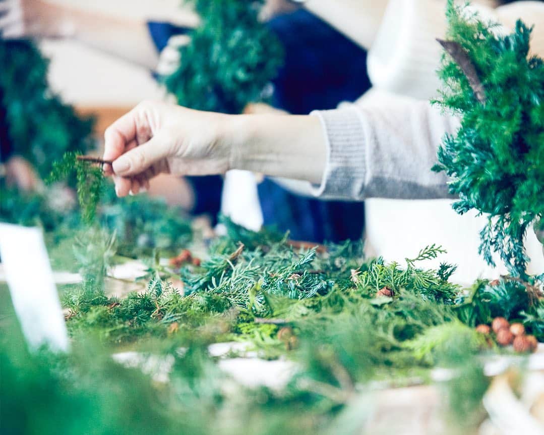 BOTANIST Tokyo（ボタニスト トウキョウ）さんのインスタグラム写真 - (BOTANIST Tokyo（ボタニスト トウキョウ）Instagram)「クリスマスを彩る #ウォールツリー 作りのワークショップを開催しました🎅✨ ⠀⠀ 針葉樹の香りがするヒノキ、ヒムロ杉など5種類の花材を取り揃え、店内は森の中にいるような清々しい空気に🌲🌲🌲 ⠀⠀ 当日の詳しい様子はNEWSページで公開していますので、今日のストーリーズURLからご覧ください🌿簡単に手順等も写真と併せて公開しています🤗 ⠀⠀⠀⠀ ご参加くださった皆様ありがとうございました😊 手作りウォールツリーとともに、素敵な12月をお楽しみください♪ ⠀⠀ これからも、植物と共にある暮らしがより身近になるようなワークショップを開催予定です。募集の際は、公式WebサイトやSNSより告知いたします。 お楽しみに🌱 ⠀⠀ #BOTANIST #ボタニスト #botanisttokyo #ボタニストトウキョウ #botanistcafe 🗼@botanist_tokyo 🌍@botanist_global 🇨🇳@botanist_chinese」12月5日 19時09分 - botanist_tokyo