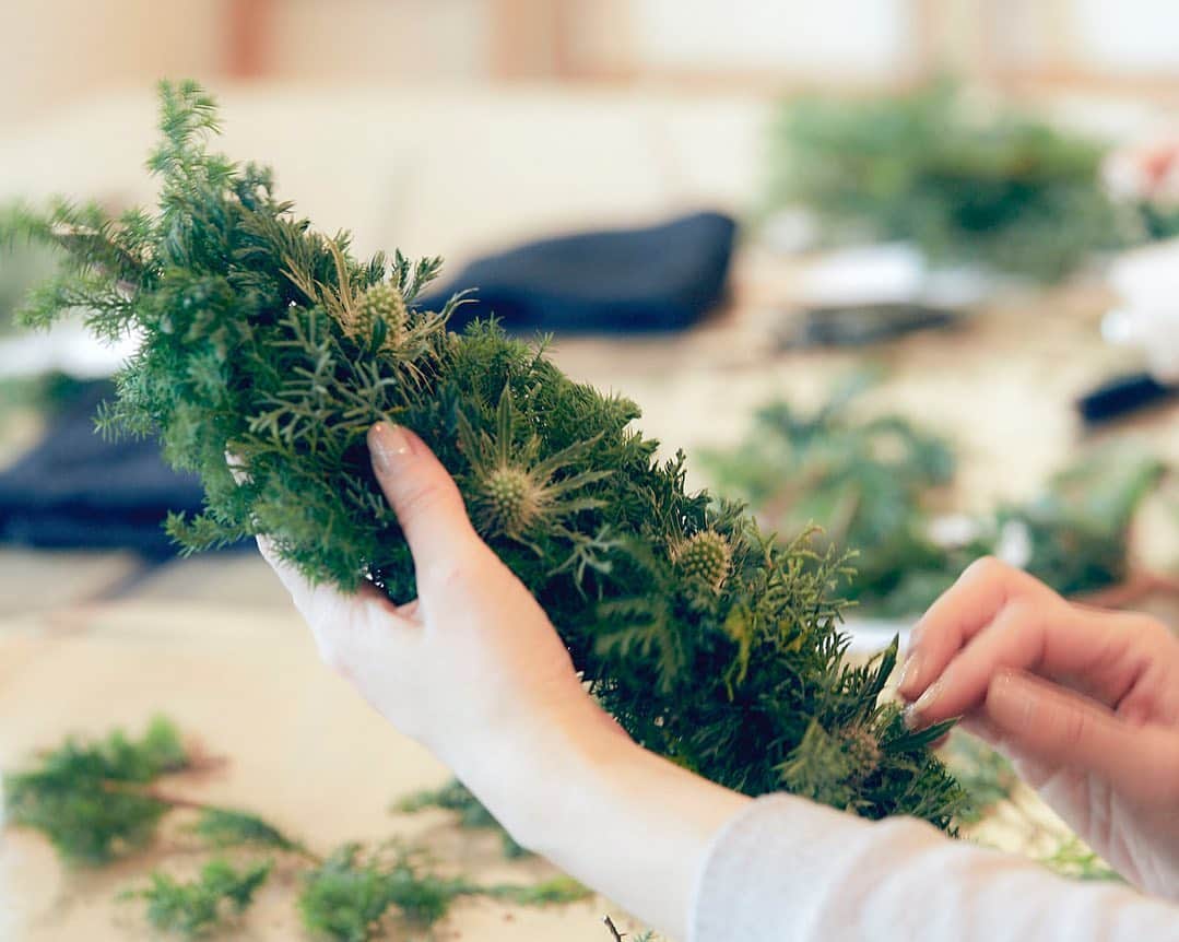 BOTANIST Tokyo（ボタニスト トウキョウ）さんのインスタグラム写真 - (BOTANIST Tokyo（ボタニスト トウキョウ）Instagram)「クリスマスを彩る #ウォールツリー 作りのワークショップを開催しました🎅✨ ⠀⠀ 針葉樹の香りがするヒノキ、ヒムロ杉など5種類の花材を取り揃え、店内は森の中にいるような清々しい空気に🌲🌲🌲 ⠀⠀ 当日の詳しい様子はNEWSページで公開していますので、今日のストーリーズURLからご覧ください🌿簡単に手順等も写真と併せて公開しています🤗 ⠀⠀⠀⠀ ご参加くださった皆様ありがとうございました😊 手作りウォールツリーとともに、素敵な12月をお楽しみください♪ ⠀⠀ これからも、植物と共にある暮らしがより身近になるようなワークショップを開催予定です。募集の際は、公式WebサイトやSNSより告知いたします。 お楽しみに🌱 ⠀⠀ #BOTANIST #ボタニスト #botanisttokyo #ボタニストトウキョウ #botanistcafe 🗼@botanist_tokyo 🌍@botanist_global 🇨🇳@botanist_chinese」12月5日 19時09分 - botanist_tokyo