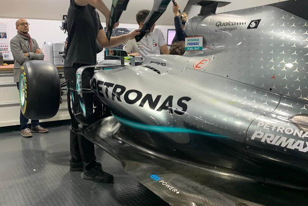 バレンティーノ・ロッシさんのインスタグラム写真 - (バレンティーノ・ロッシInstagram)「I think me and @LewisHamilton will have some fun soon 🤤 @MonsterEnergy @Mercedesamgf1  @Yamahamotogp #LH44VR46」12月5日 19時09分 - valeyellow46